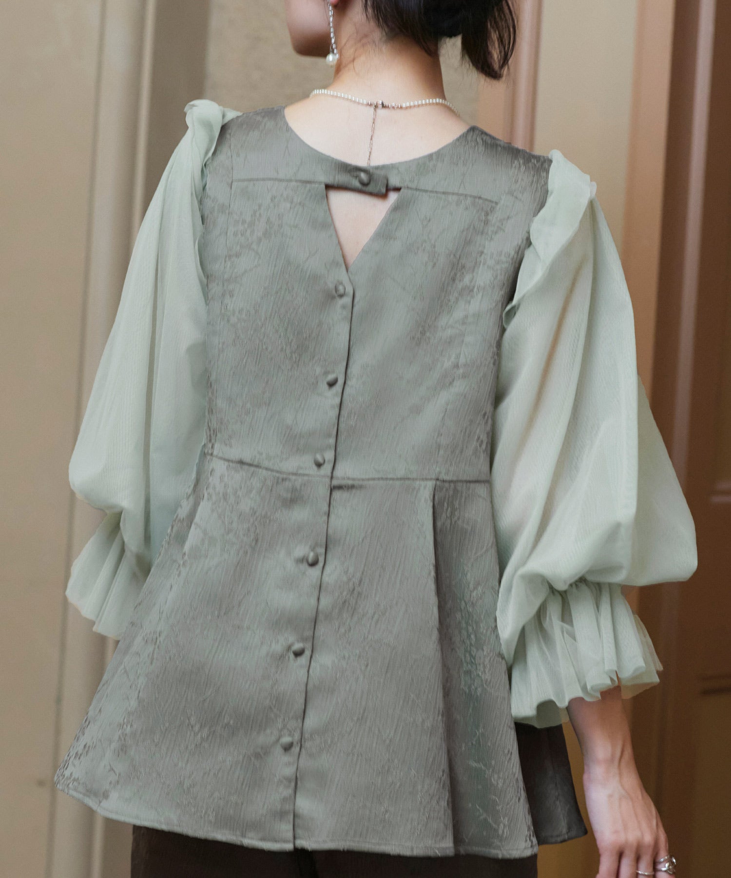 ルイルエブティック RUIRUE BOUTIQUE オケージョンドレス 結婚式 前後2WAY 洗える ｜ ジャカード タック フレアトップス ＆ テーパードパンツ ドレス ( チュールつけ袖 付き ) ｜ パンツドレス 美脚効果 （スモークグリーン） スモークグリーン