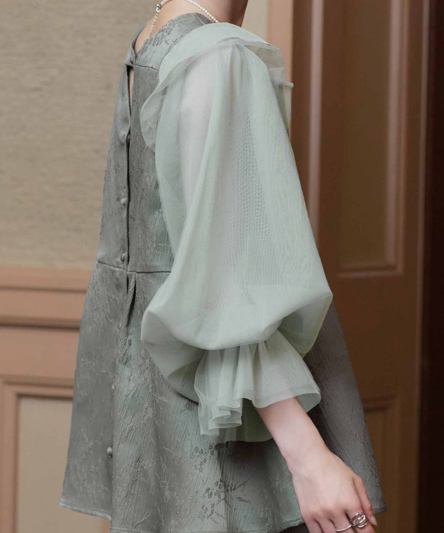 ルイルエブティック RUIRUE BOUTIQUE オケージョンドレス 結婚式 前後2WAY 洗える ｜ ジャカード タック フレアトップス ＆ テーパードパンツ ドレス ( チュールつけ袖 付き ) ｜ パンツドレス 美脚効果 （スモークグリーン） スモークグリーン