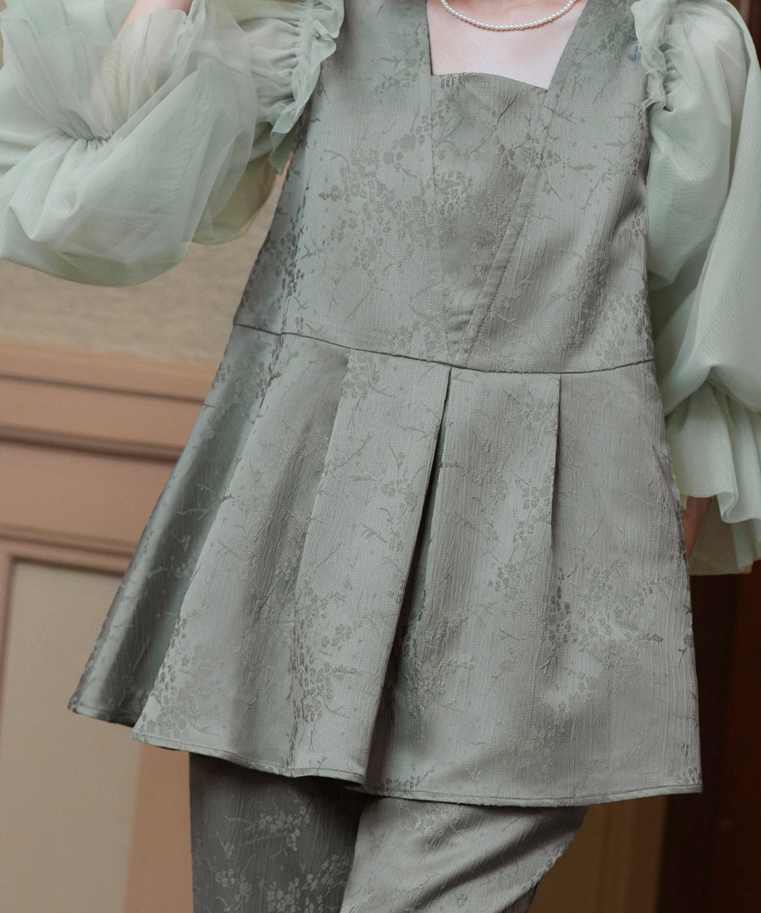 ルイルエブティック RUIRUE BOUTIQUE オケージョンドレス 結婚式 前後2WAY 洗える ｜ ジャカード タック フレアトップス ＆ テーパードパンツ ドレス ( チュールつけ袖 付き ) ｜ パンツドレス 美脚効果 （スモークグリーン） スモークグリーン