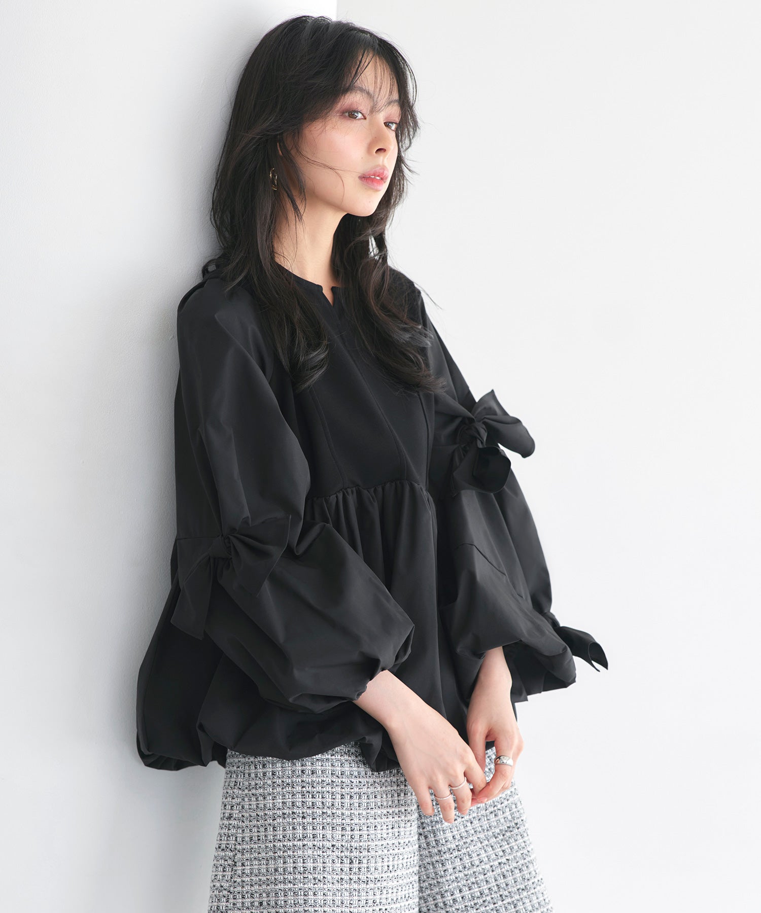 ルイルエブティック RUIRUE BOUTIQUE 洗える ストレッチ ｜ アシンメトリー リボン バルーン トップス ｜ レディース ブラウス 体型カバー 長袖 オフィスカジュアル きれいめ シャツ （ブラック） ブラック