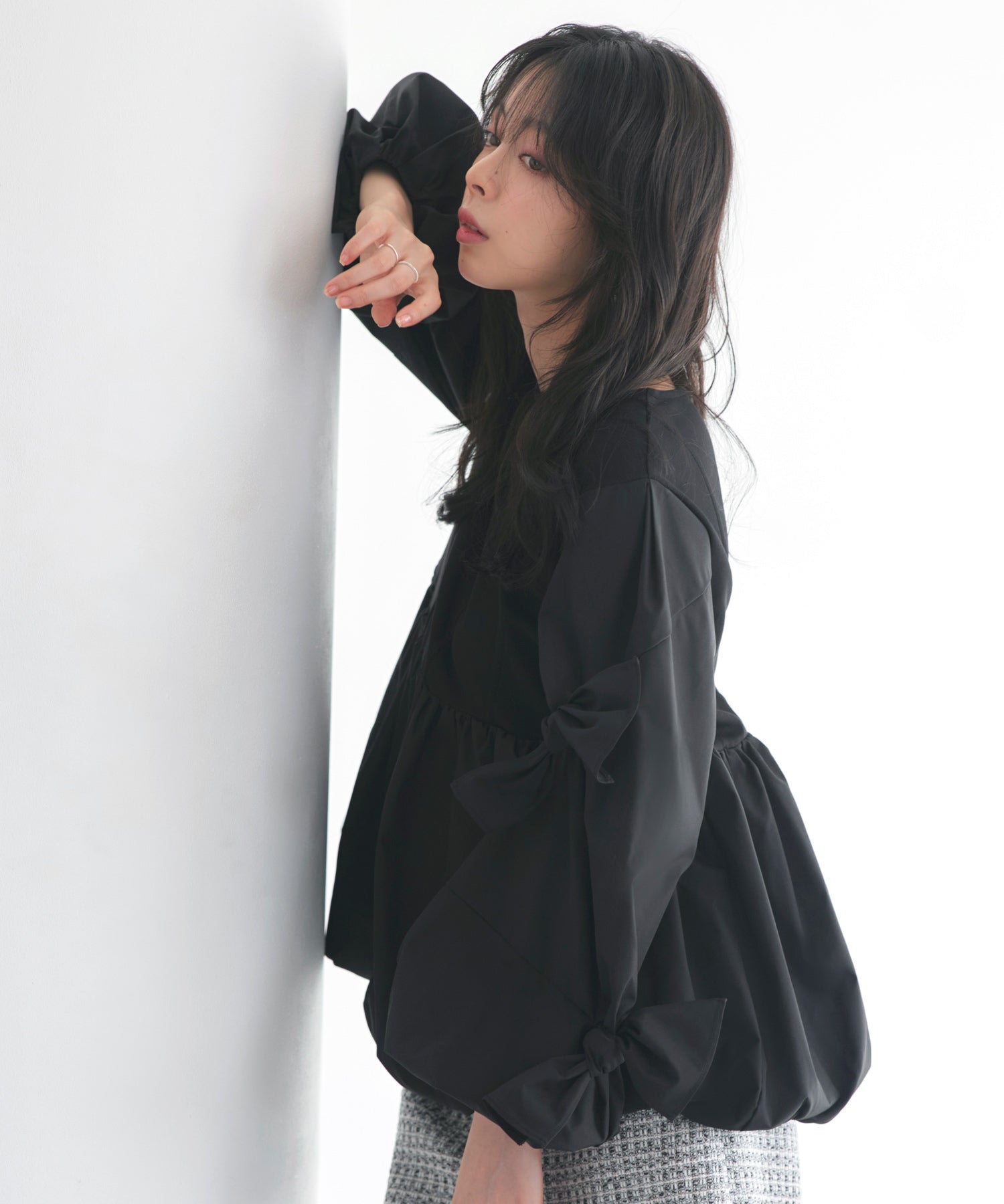 ルイルエブティック RUIRUE BOUTIQUE 洗える ストレッチ ｜ アシンメトリー リボン バルーン トップス ｜ レディース ブラウス 体型カバー 長袖 オフィスカジュアル きれいめ シャツ （ブラック） ブラック
