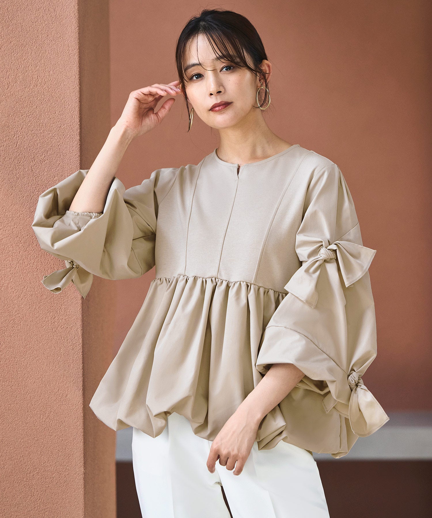 ルイルエブティック RUIRUE BOUTIQUE 洗える ストレッチ ｜ アシンメトリー リボン バルーン トップス ｜ レディース ブラウス 体型カバー 長袖 オフィスカジュアル きれいめ シャツ （グレージュ） グレージュ