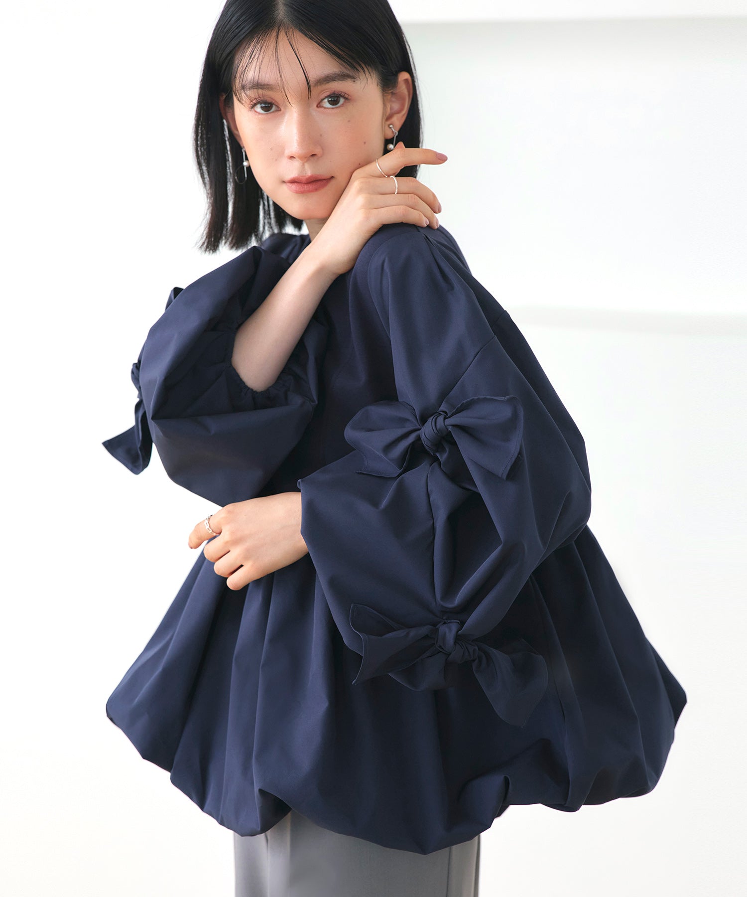 ルイルエブティック RUIRUE BOUTIQUE 洗える ストレッチ ｜ アシンメトリー リボン バルーン トップス ｜ レディース ブラウス 体型カバー 長袖 オフィスカジュアル きれいめ シャツ （ネイビー） ネイビー
