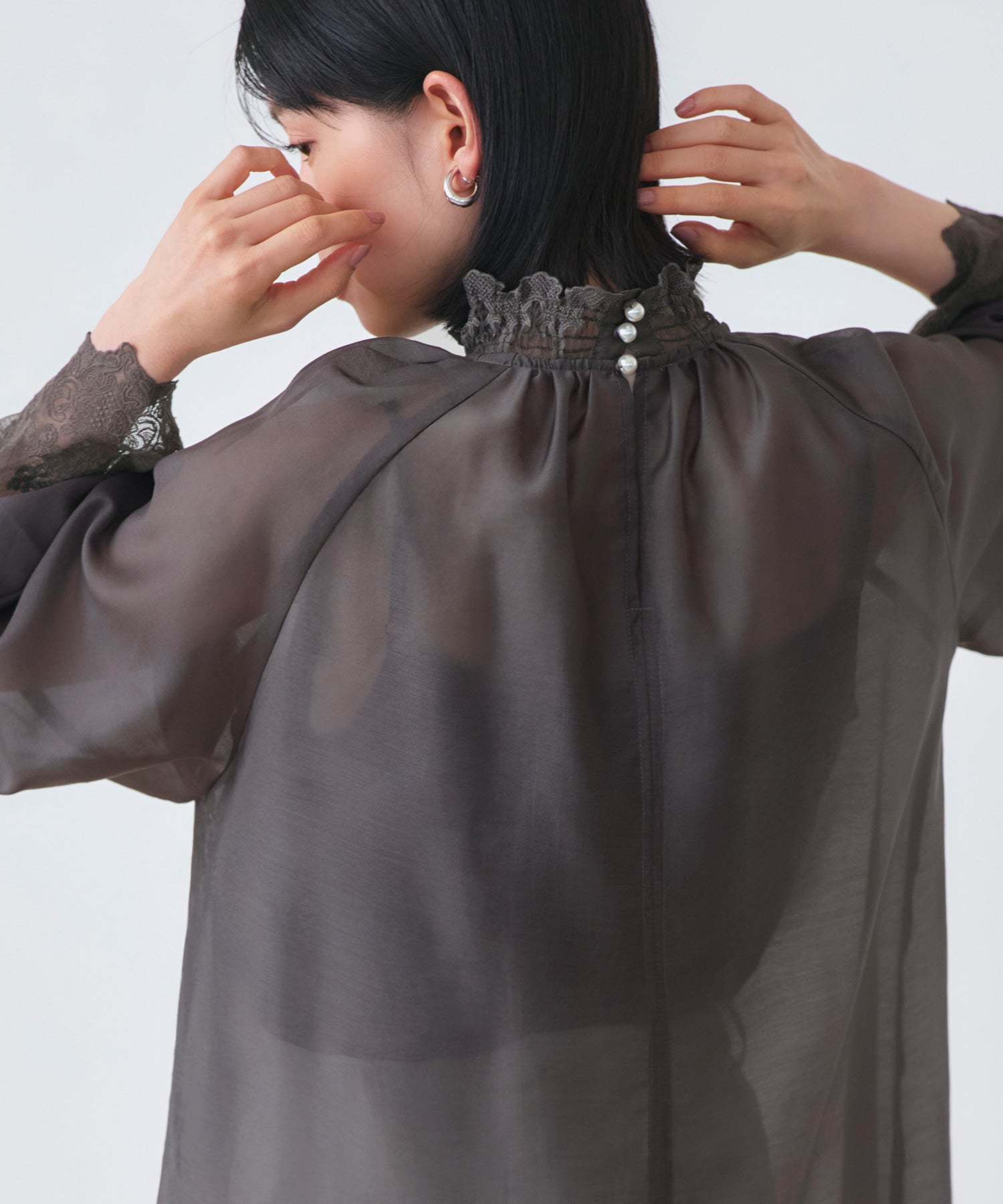ルイルエブティック RUIRUE BOUTIQUE 洗える ｜ シアー ボリューム レース ブラウス ｜ レディース トップス 体型カバー 長袖 透け感 オフィスカジュアル きれいめ 大人かわいい シャツ （チャコール） チャコール