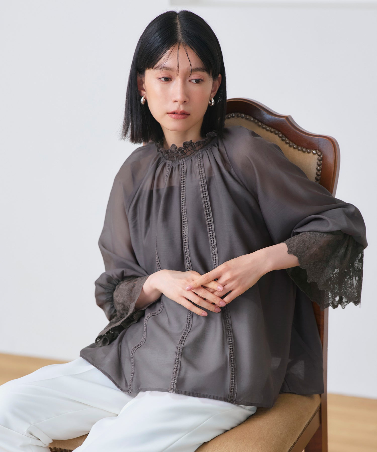 ルイルエブティック RUIRUE BOUTIQUE 洗える ｜ シアー ボリューム レース ブラウス ｜ レディース トップス 体型カバー 長袖 透け感 オフィスカジュアル きれいめ 大人かわいい シャツ （チャコール） チャコール