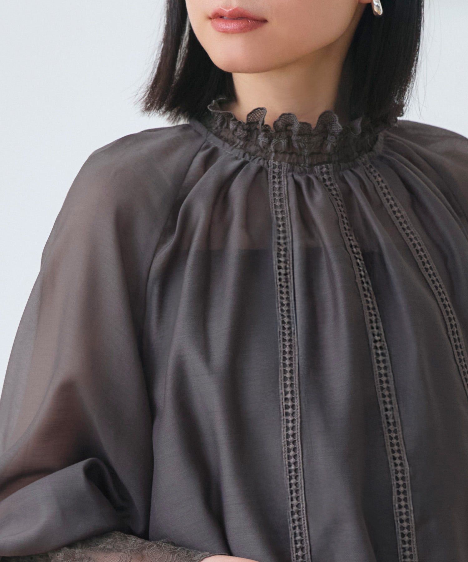 ルイルエブティック RUIRUE BOUTIQUE 洗える ｜ シアー ボリューム レース ブラウス ｜ レディース トップス 体型カバー 長袖 透け感 オフィスカジュアル きれいめ 大人かわいい シャツ （チャコール） チャコール