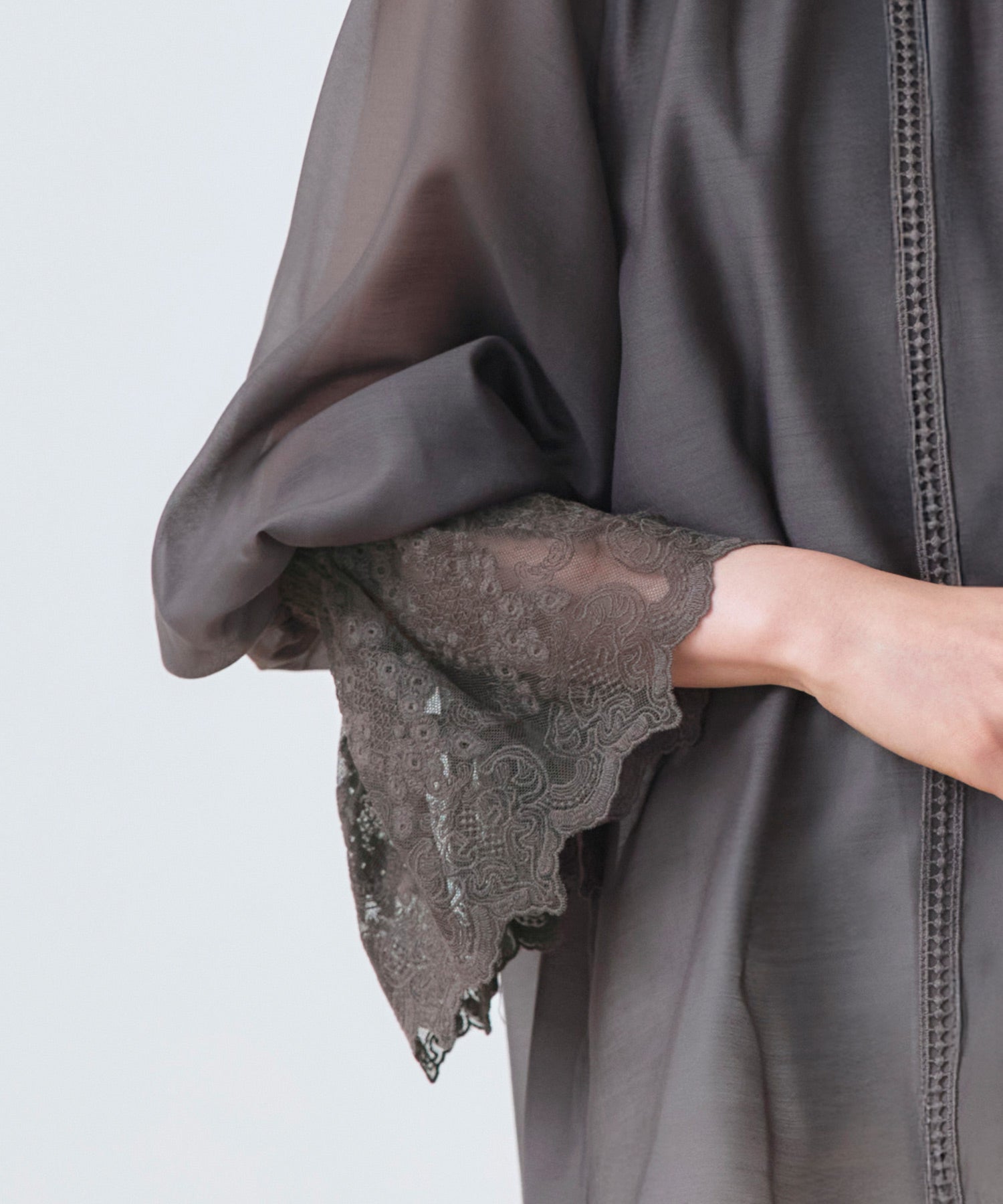 ルイルエブティック RUIRUE BOUTIQUE 洗える ｜ シアー ボリューム レース ブラウス ｜ レディース トップス 体型カバー 長袖 透け感 オフィスカジュアル きれいめ 大人かわいい シャツ （チャコール） チャコール