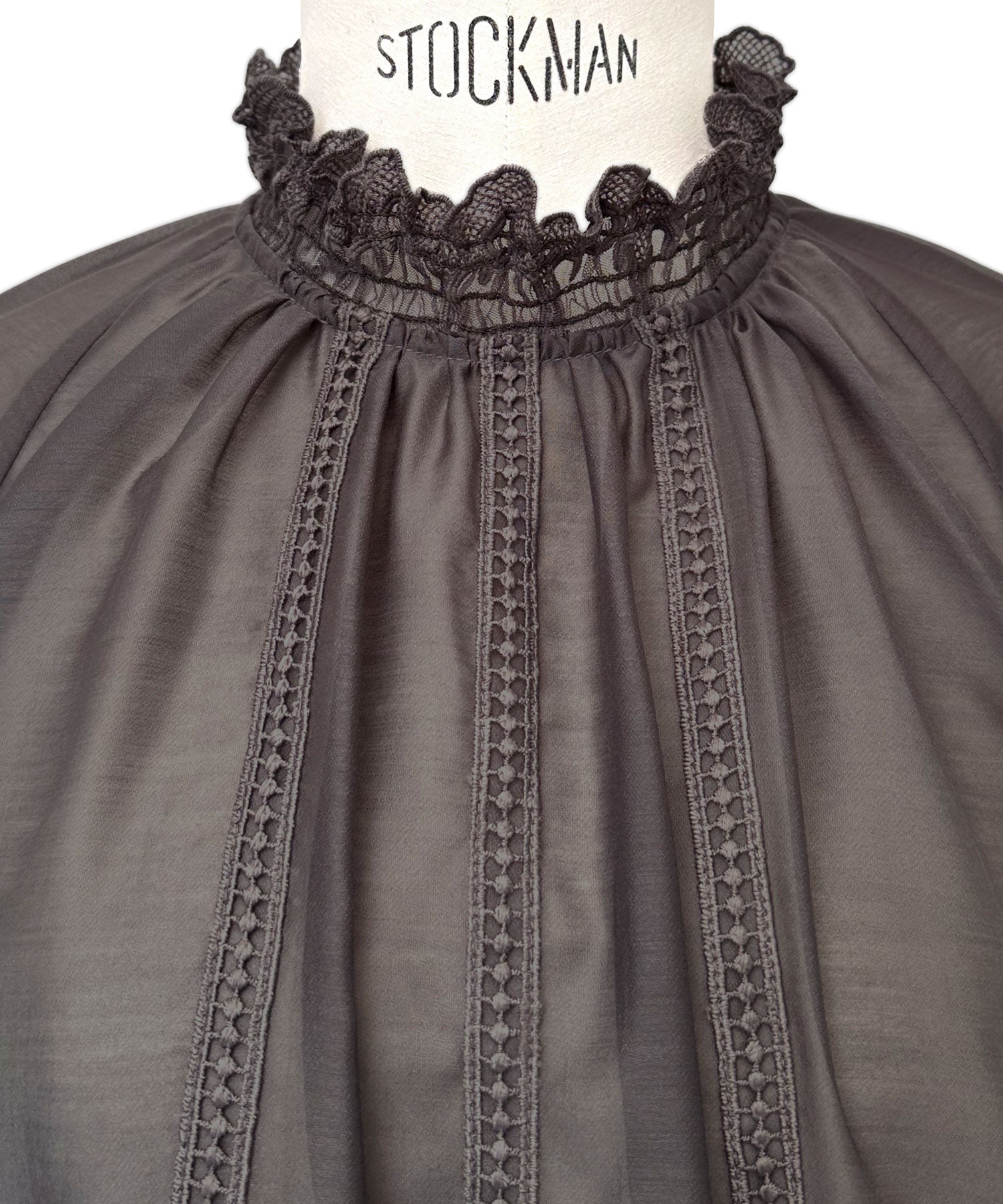 ルイルエブティック RUIRUE BOUTIQUE 洗える ｜ シアー ボリューム レース ブラウス ｜ レディース トップス 体型カバー 長袖 透け感 オフィスカジュアル きれいめ 大人かわいい シャツ （チャコール） チャコール