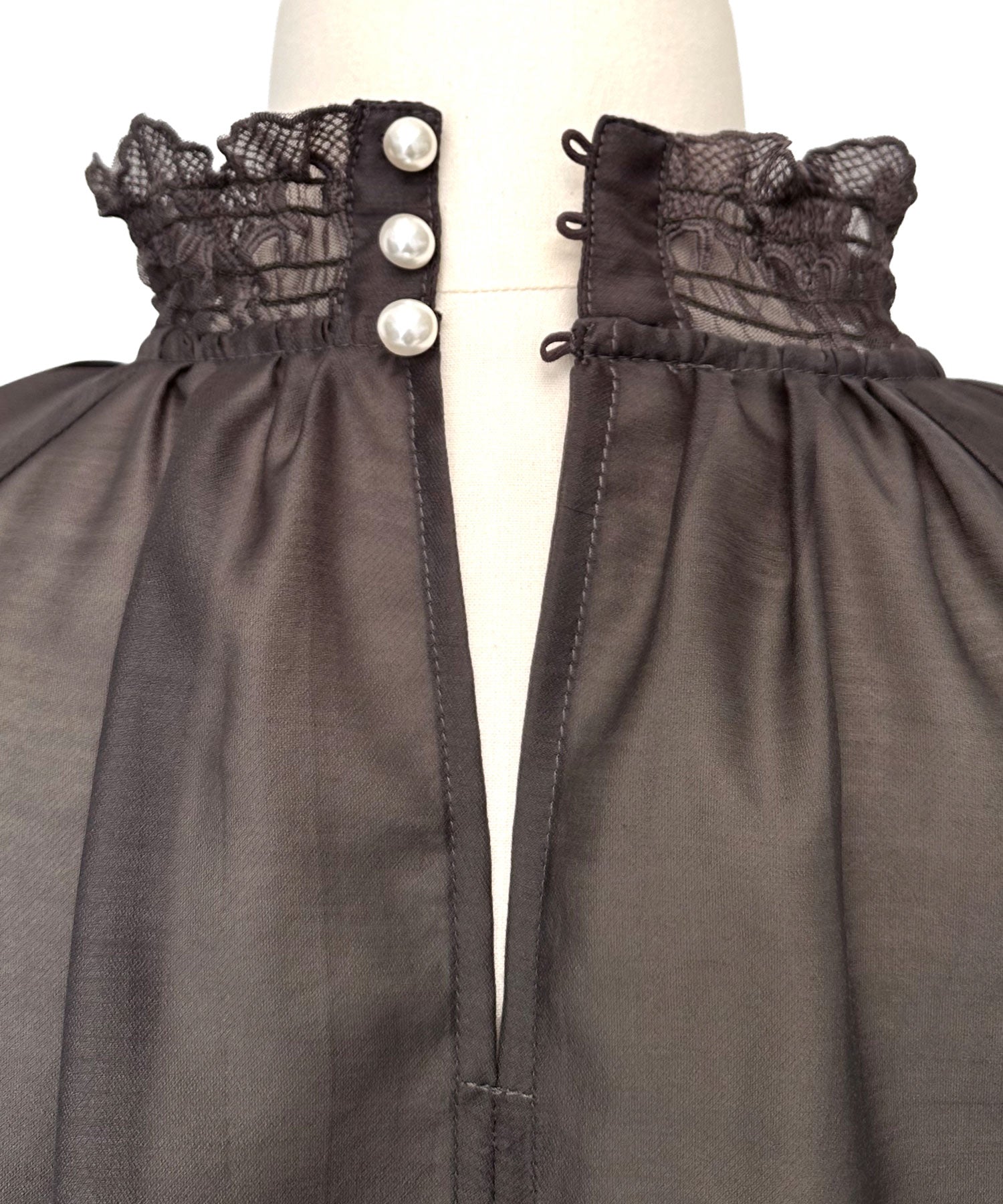 ルイルエブティック RUIRUE BOUTIQUE 洗える ｜ シアー ボリューム レース ブラウス ｜ レディース トップス 体型カバー 長袖 透け感 オフィスカジュアル きれいめ 大人かわいい シャツ （チャコール） チャコール