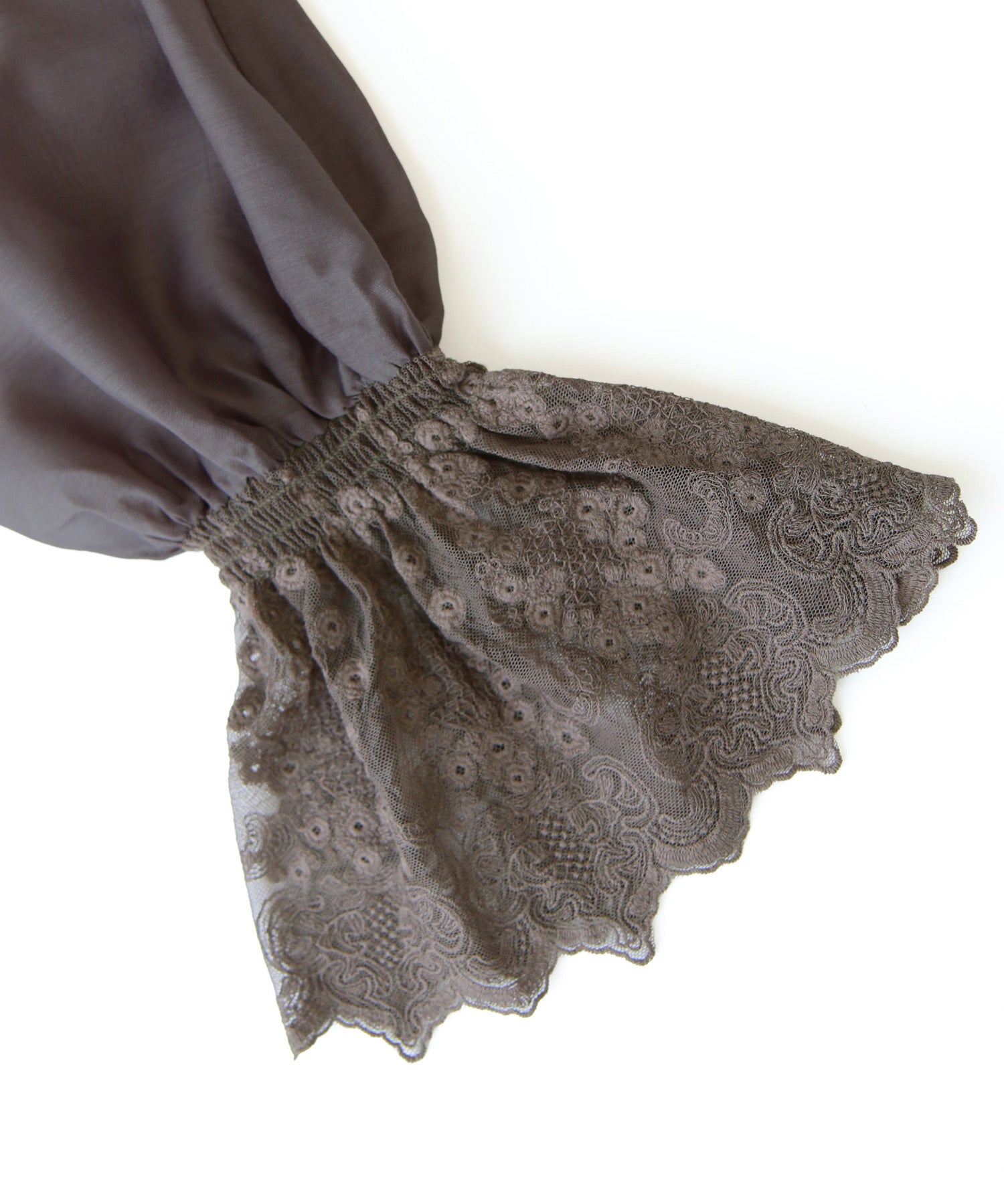 ルイルエブティック RUIRUE BOUTIQUE 洗える ｜ シアー ボリューム レース ブラウス ｜ レディース トップス 体型カバー 長袖 透け感 オフィスカジュアル きれいめ 大人かわいい シャツ （チャコール） チャコール