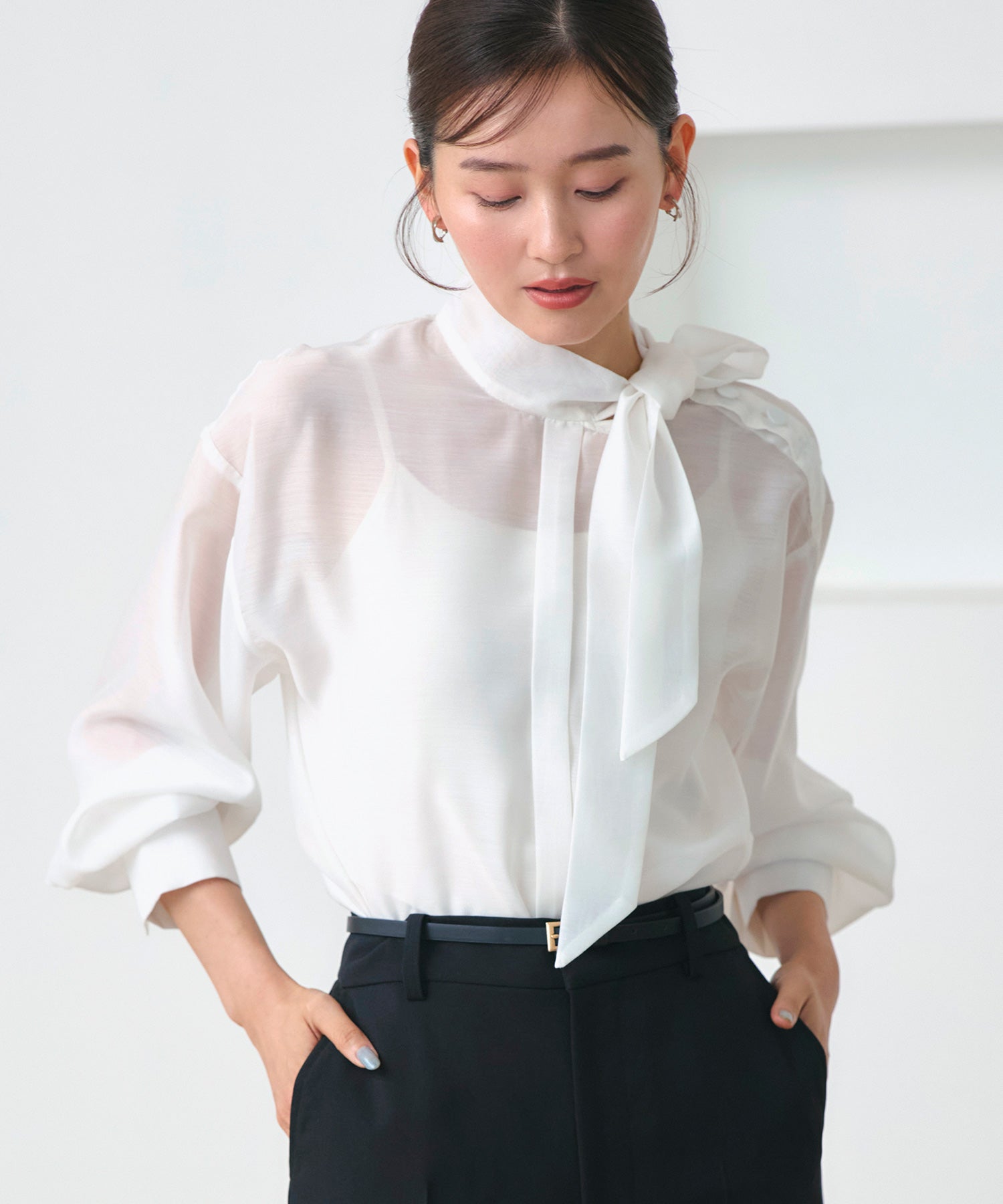 ルイルエブティック RUIRUE BOUTIQUE 洗える ｜ アシンメトリー ボウタイ シアー ブラウス ｜ レディース トップス 体型カバー 長袖 透け感 オフィスカジュアル きれいめ 大人かわいい ボウタイブラウス （ホワイト） ホワイト