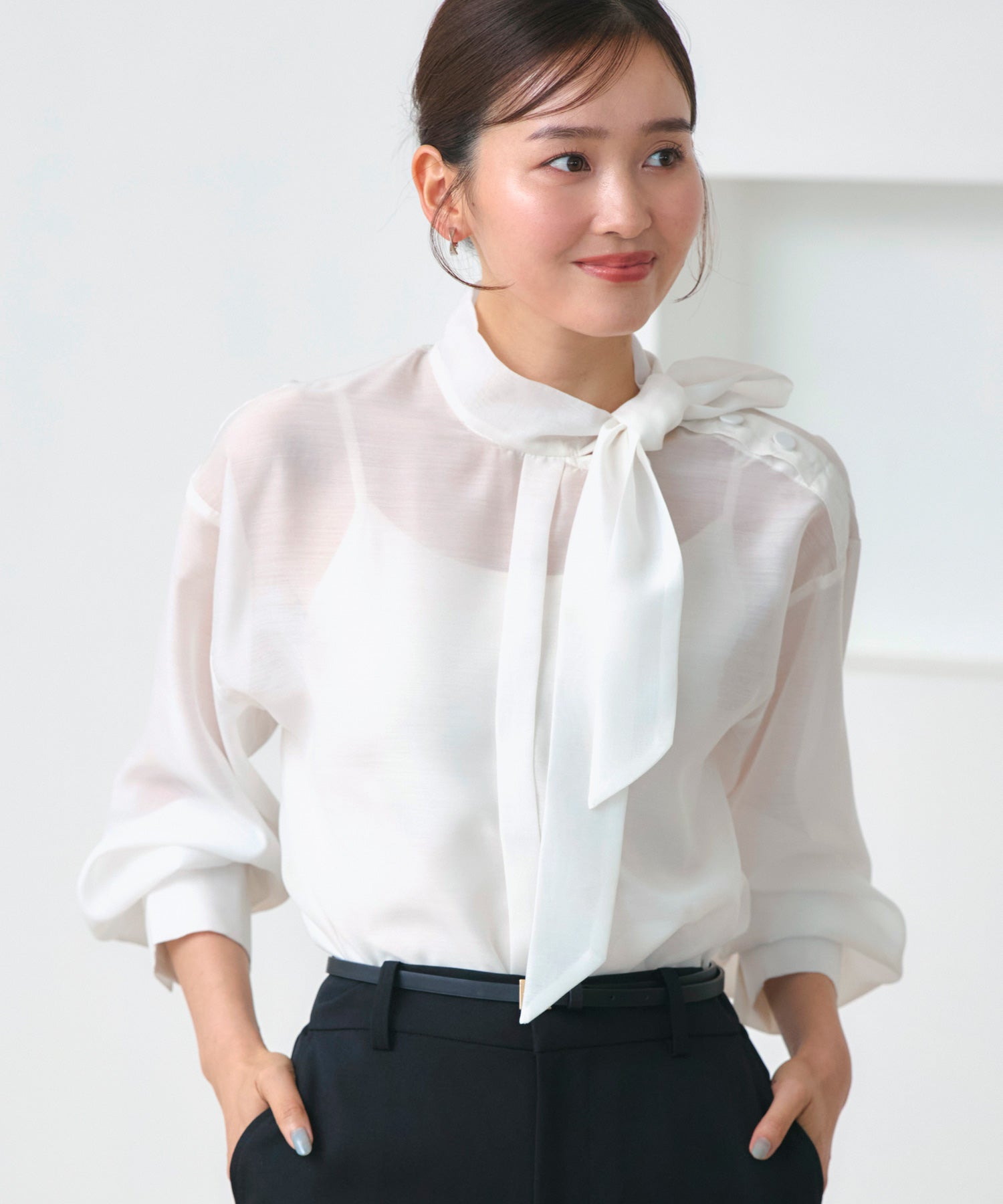 ルイルエブティック RUIRUE BOUTIQUE 洗える ｜ アシンメトリー ボウタイ シアー ブラウス ｜ レディース トップス 体型カバー 長袖 透け感 オフィスカジュアル きれいめ 大人かわいい ボウタイブラウス （ホワイト） ホワイト