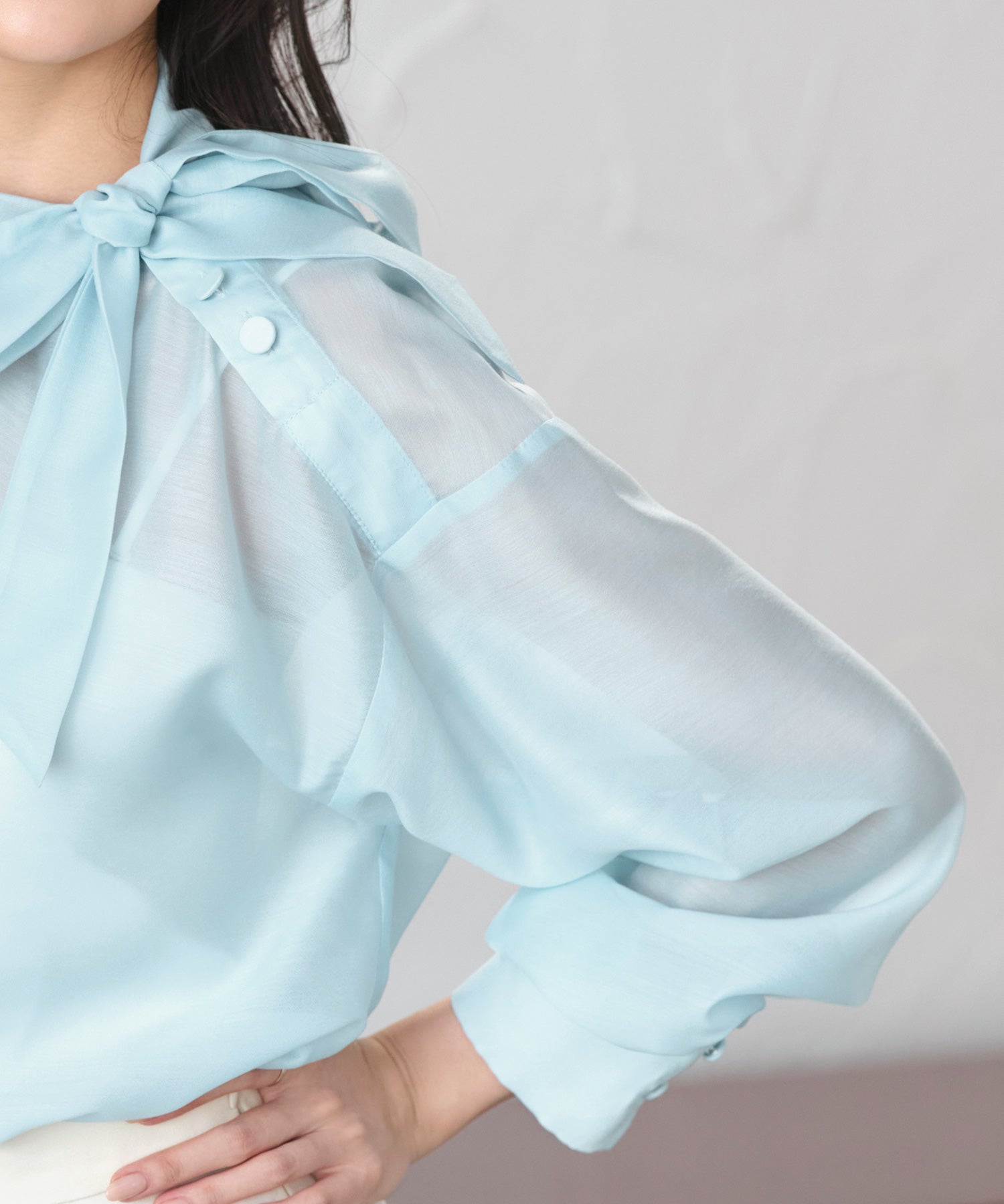 ルイルエブティック RUIRUE BOUTIQUE 洗える ｜ アシンメトリー ボウタイ シアー ブラウス ｜ レディース トップス 体型カバー 長袖 透け感 オフィスカジュアル きれいめ 大人かわいい ボウタイブラウス （ホワイト） ホワイト