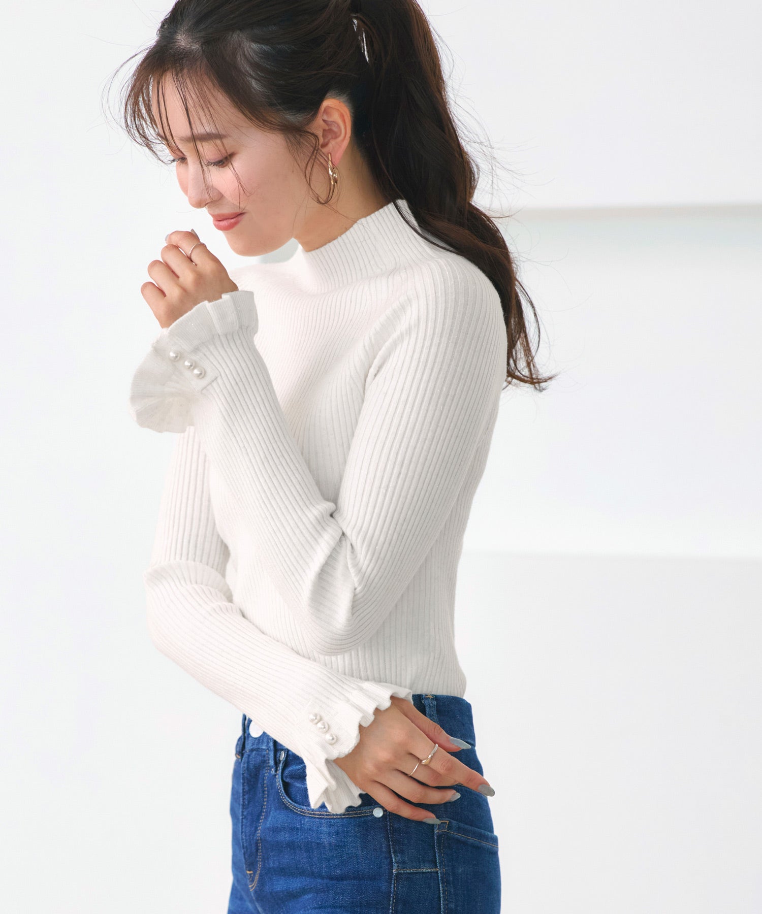 ルイルエブティック RUIRUE BOUTIQUE 洗える ストレッチ ｜ 袖口 ニット フリル ＆ パール RIB ニット ｜ 長袖 リブニット セーター ニットトップス （オフホワイト） オフホワイト