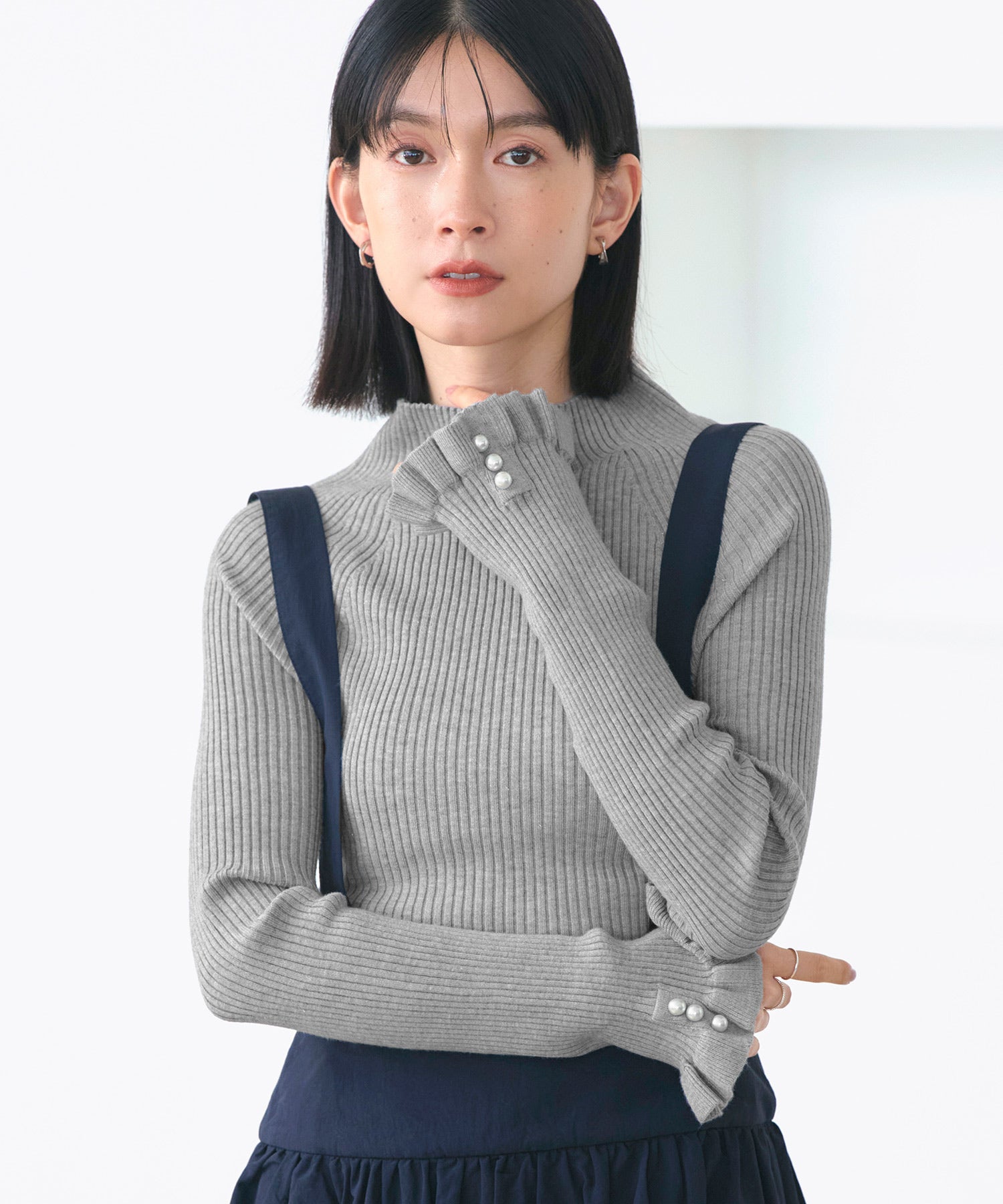 ルイルエブティック RUIRUE BOUTIQUE 洗える ストレッチ ｜ 袖口 ニット フリル ＆ パール RIB ニット ｜ 長袖 リブニット セーター ニットトップス（グレー） グレー
