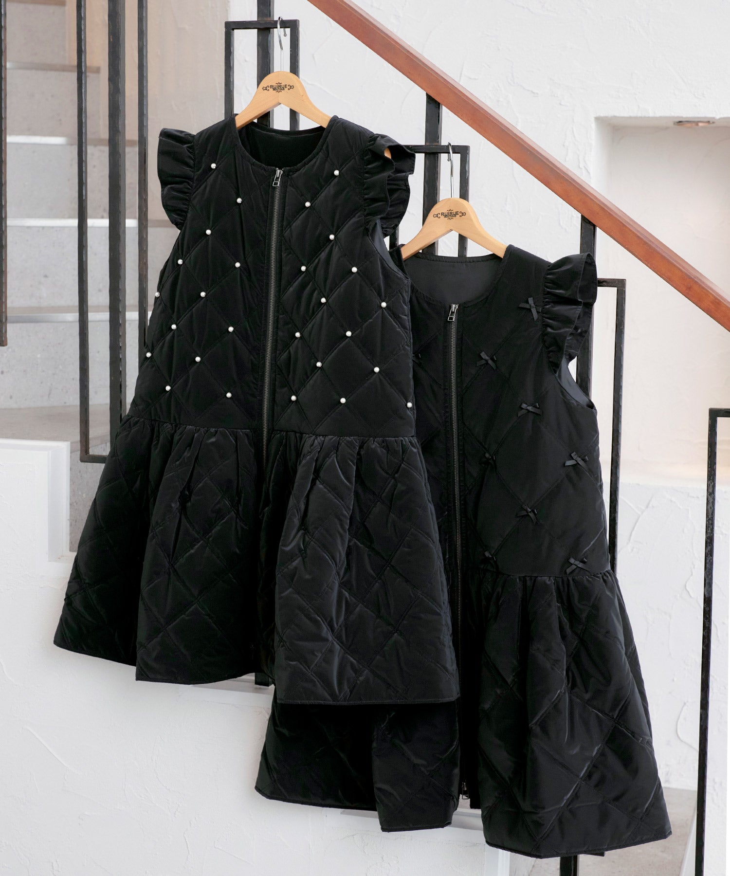 ルイルエブティック RUIRUE BOUTIQUE グロスタフタ×サーモ・アリーナ ｜ 洗える ｜ キルティング ジレ ワンピース ( パール / リボン ) ｜ アウター / コート / ジレ / キルティングコート （リボン/ブラック） リボン/ブラック