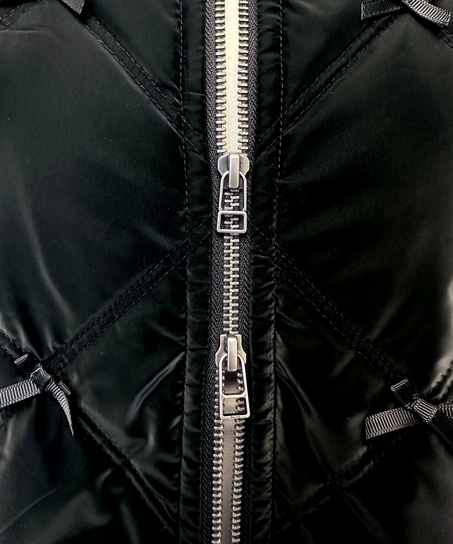 ルイルエブティック RUIRUE BOUTIQUE グロスタフタ×サーモ・アリーナ ｜ 洗える ｜ キルティング ジレ ワンピース ( パール / リボン ) ｜ アウター / コート / ジレ / キルティングコート （リボン/ブラック） リボン/ブラック