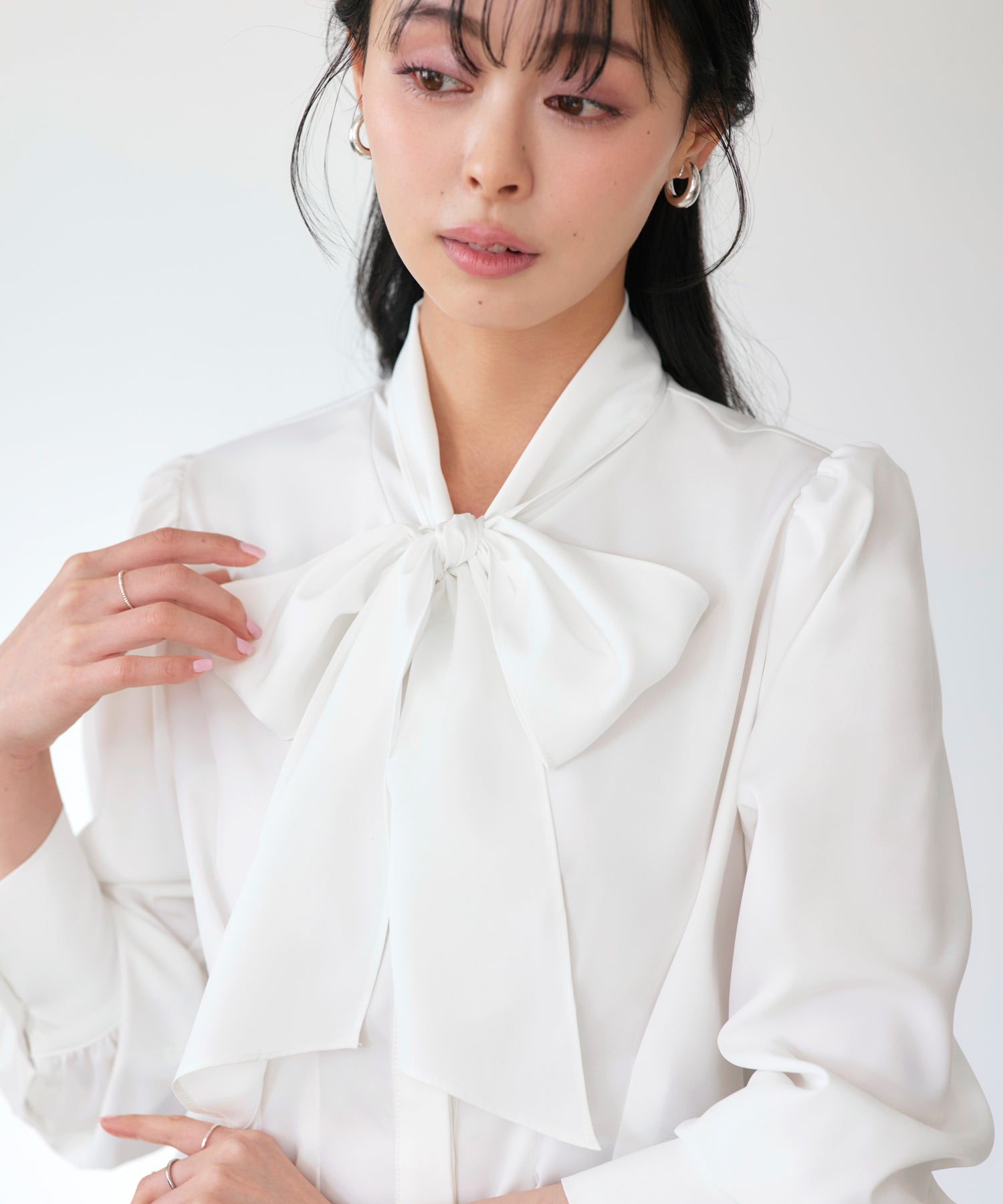 ルイルエブティック RUIRUE BOUTIQUE 洗える ｜ タック ＆ リボン シャツブラウス（オフホワイト）｜ ブラウス・ボウタイブラウス・トップス・シャツ・オケージョンブラウス・長袖ブラウス・きれいめブラウス・オフィスカジュアルブラウス オフホワイト