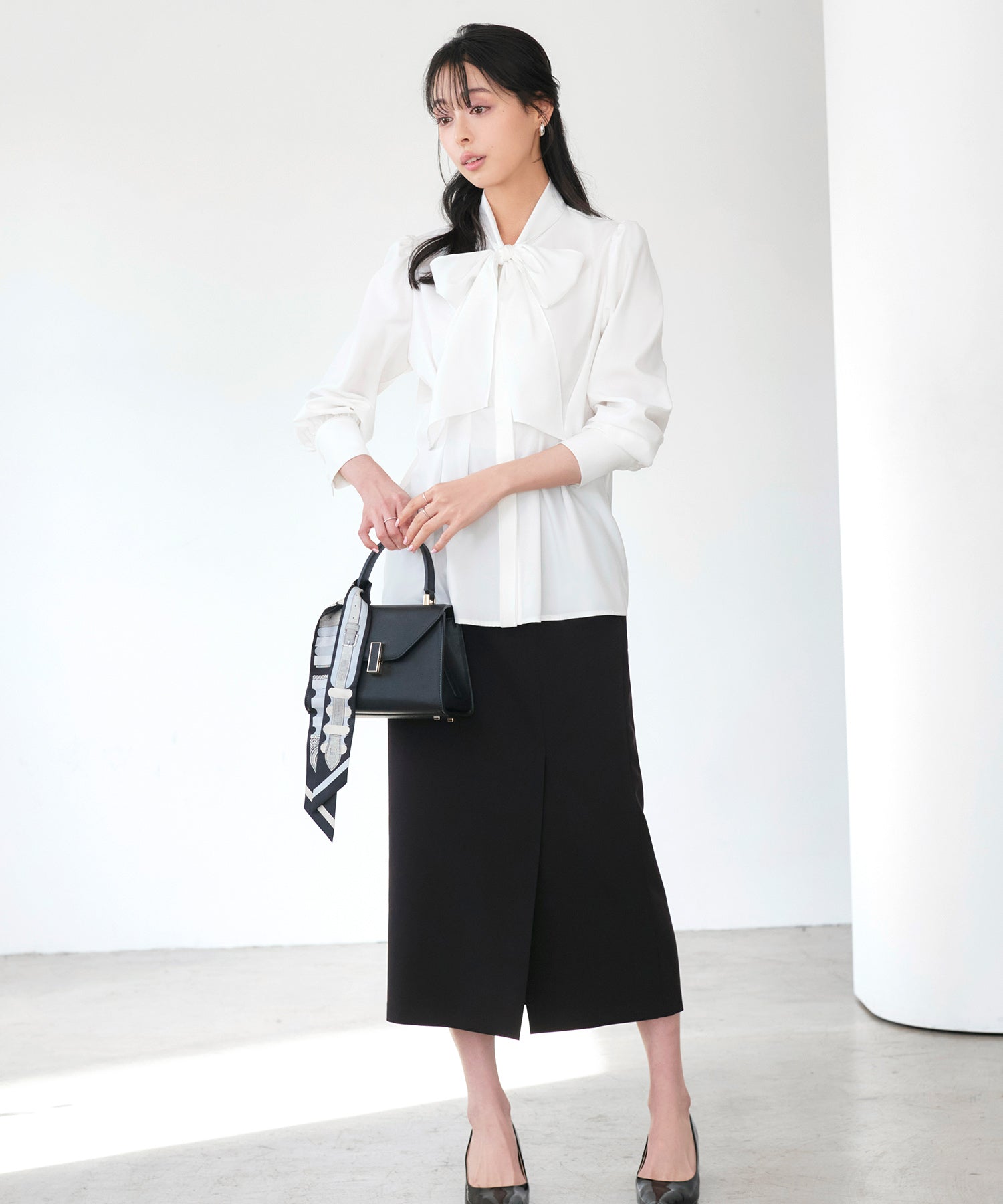 ルイルエブティック RUIRUE BOUTIQUE 洗える ｜ タック ＆ リボン シャツブラウス（オフホワイト）｜ ブラウス・ボウタイブラウス・トップス・シャツ・オケージョンブラウス・長袖ブラウス・きれいめブラウス・オフィスカジュアルブラウス オフホワイト