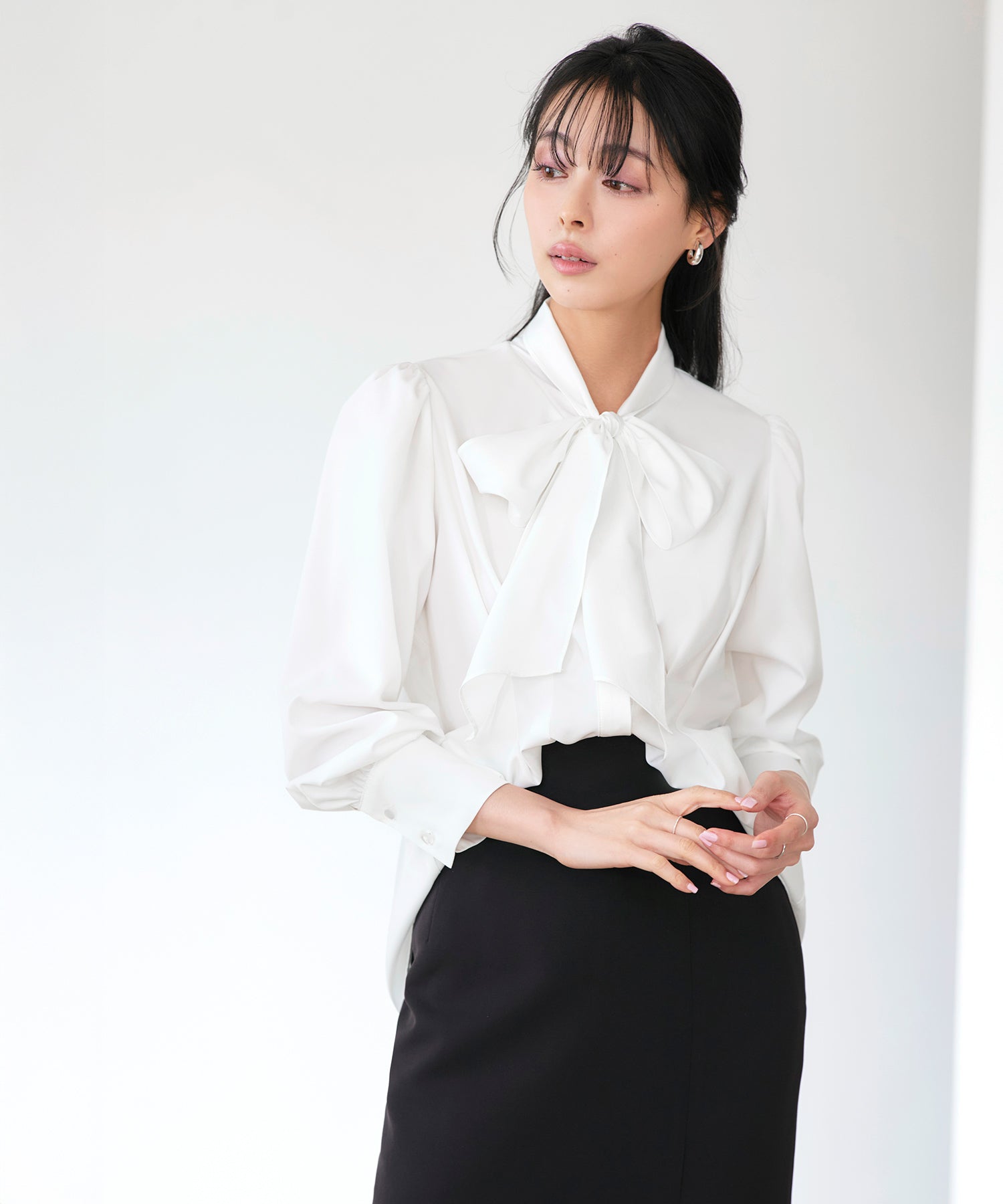 ルイルエブティック RUIRUE BOUTIQUE 洗える ｜ タック ＆ リボン シャツブラウス（オフホワイト）｜ ブラウス・ボウタイブラウス・トップス・シャツ・オケージョンブラウス・長袖ブラウス・きれいめブラウス・オフィスカジュアルブラウス オフホワイト