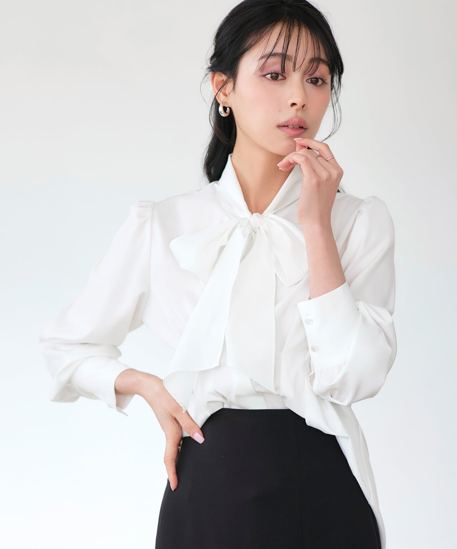 ルイルエブティック RUIRUE BOUTIQUE 洗える ｜ タック ＆ リボン シャツブラウス（オフホワイト）｜ ブラウス・ボウタイブラウス・トップス・シャツ・オケージョンブラウス・長袖ブラウス・きれいめブラウス・オフィスカジュアルブラウス オフホワイト