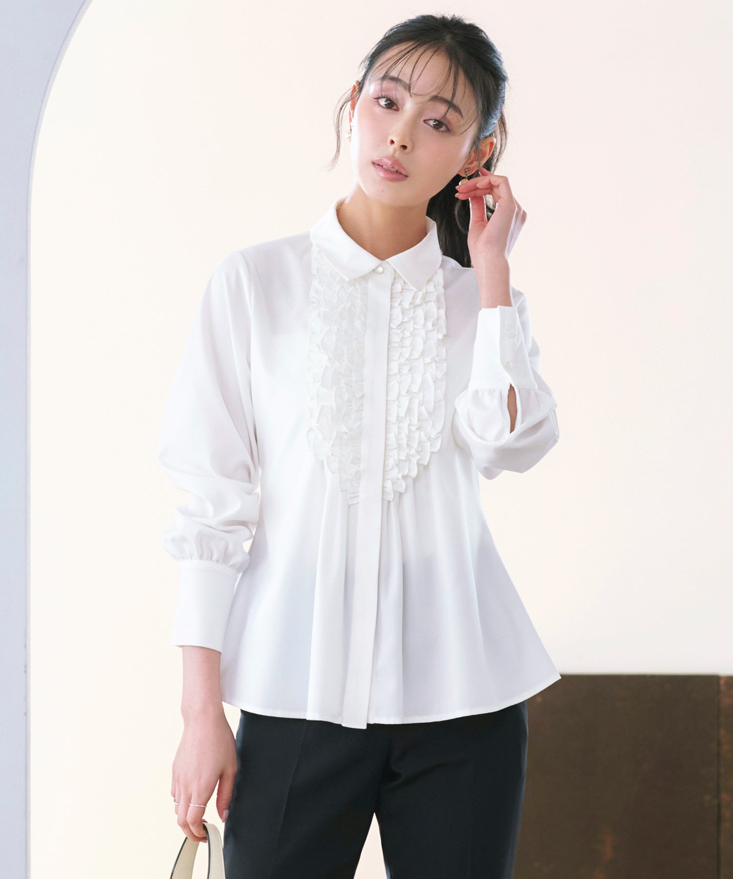 ルイルエブティック RUIRUE BOUTIQUE 洗える ｜ フリル ＆ タックシャツブラウス（オフホワイト）｜ トップス・シャツ・オケージョンブラウス・長袖ブラウス・きれいめブラウス・オフィスカジュアルブラウス・フリルブラウス オフホワイト