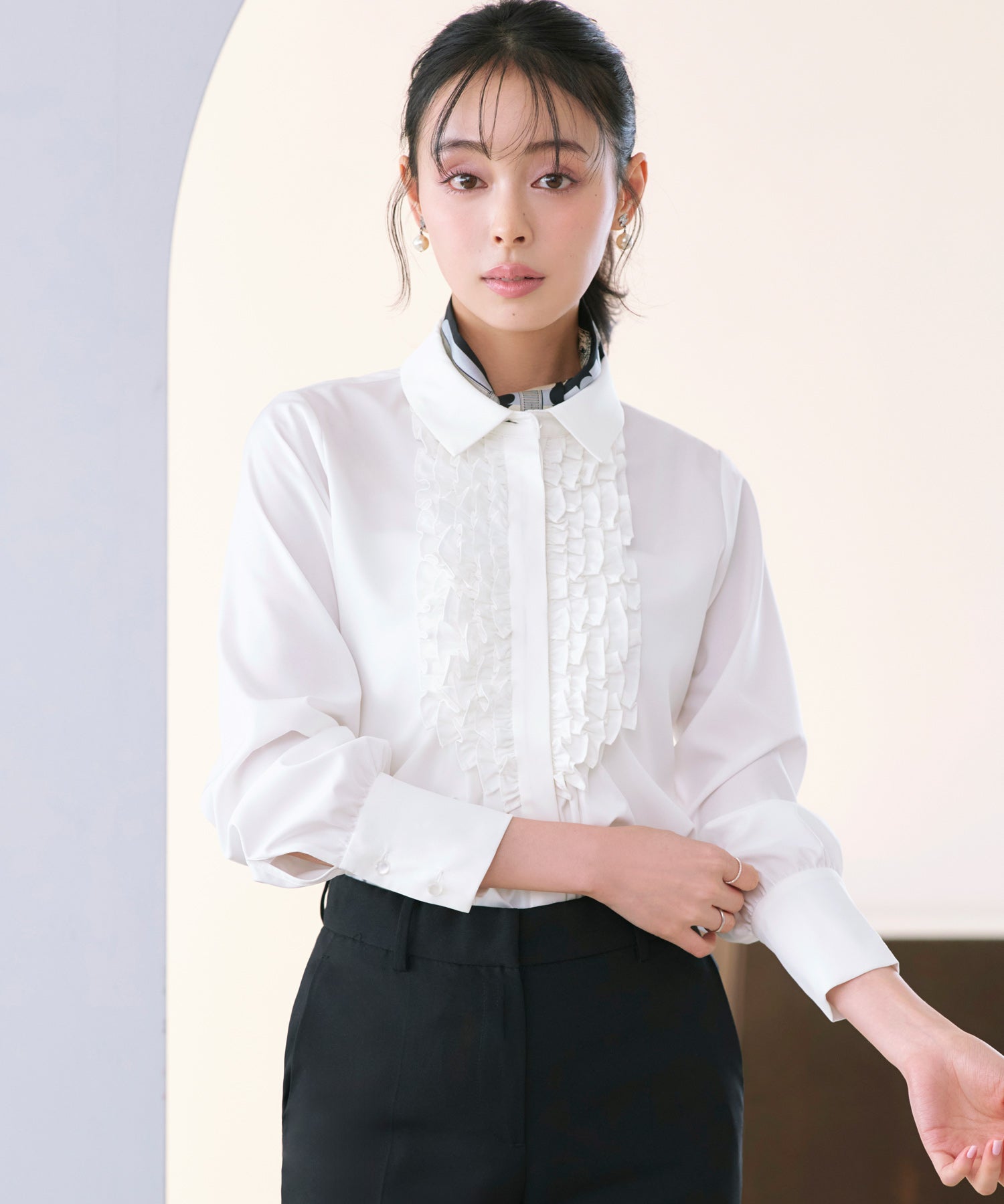 ルイルエブティック RUIRUE BOUTIQUE 洗える ｜ フリル ＆ タックシャツブラウス（オフホワイト）｜ トップス・シャツ・オケージョンブラウス・長袖ブラウス・きれいめブラウス・オフィスカジュアルブラウス・フリルブラウス オフホワイト
