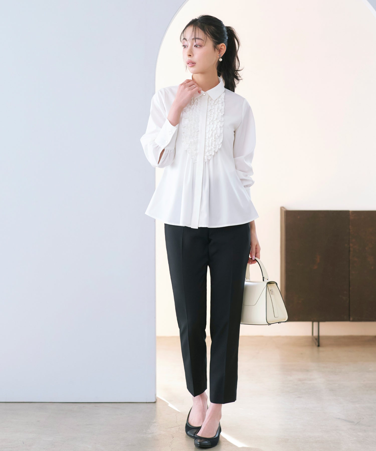 ルイルエブティック RUIRUE BOUTIQUE 洗える ｜ フリル ＆ タックシャツブラウス（オフホワイト）｜ トップス・シャツ・オケージョンブラウス・長袖ブラウス・きれいめブラウス・オフィスカジュアルブラウス・フリルブラウス オフホワイト