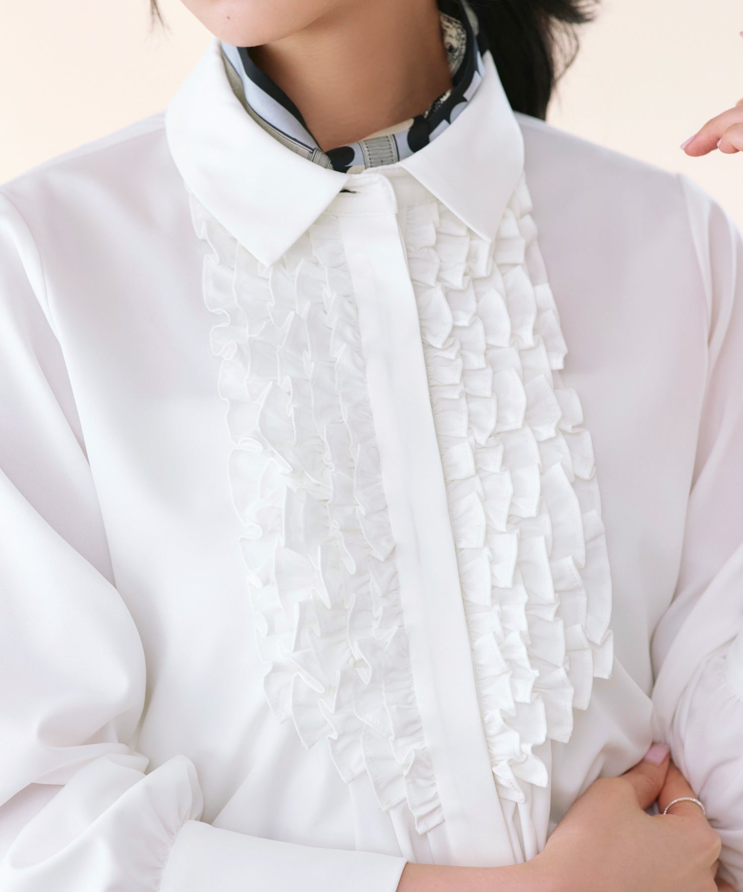 ルイルエブティック RUIRUE BOUTIQUE 洗える ｜ フリル ＆ タックシャツブラウス（オフホワイト）｜ トップス・シャツ・オケージョンブラウス・長袖ブラウス・きれいめブラウス・オフィスカジュアルブラウス・フリルブラウス オフホワイト