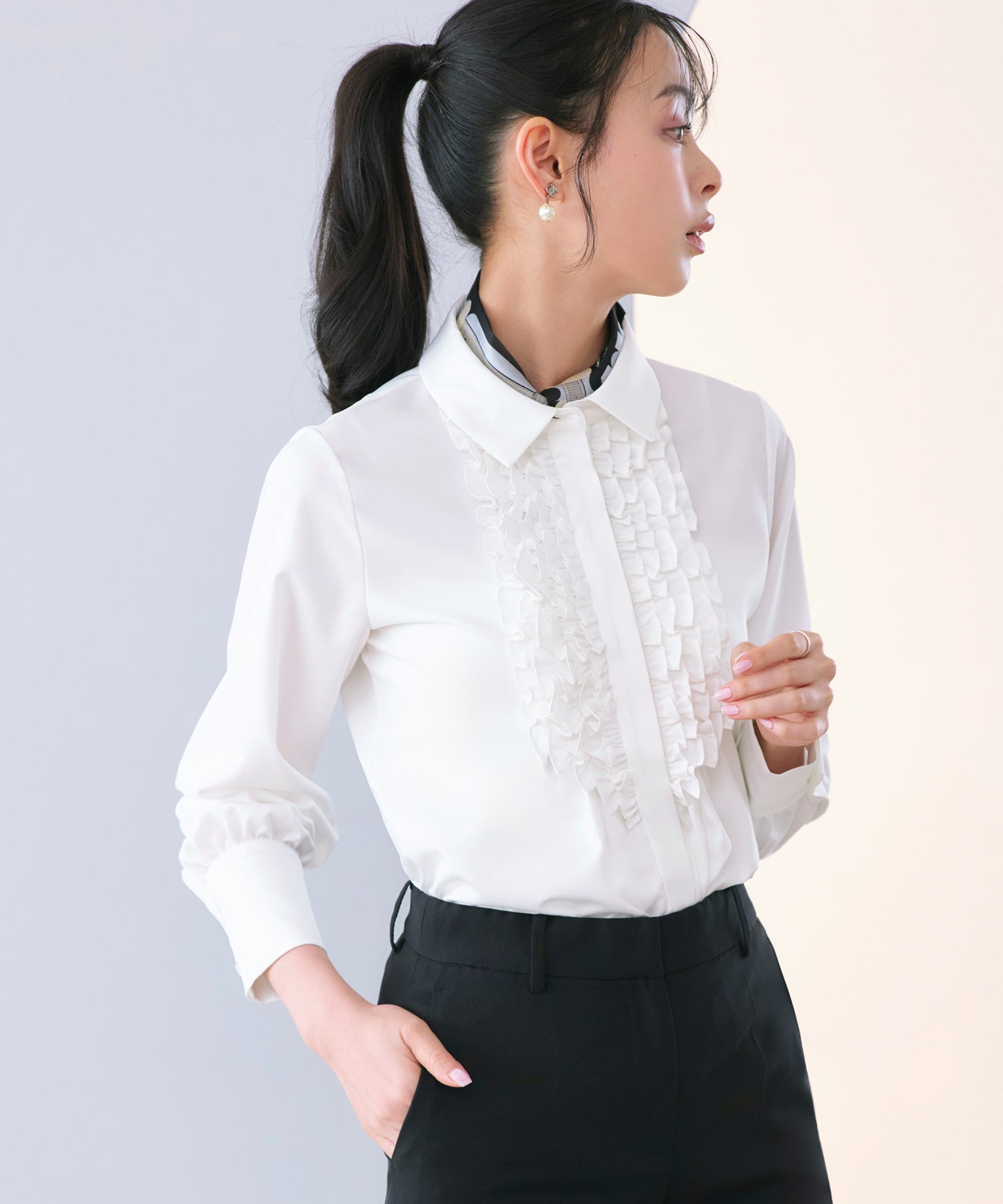 ルイルエブティック RUIRUE BOUTIQUE 洗える ｜ フリル ＆ タックシャツブラウス（オフホワイト）｜ トップス・シャツ・オケージョンブラウス・長袖ブラウス・きれいめブラウス・オフィスカジュアルブラウス・フリルブラウス オフホワイト