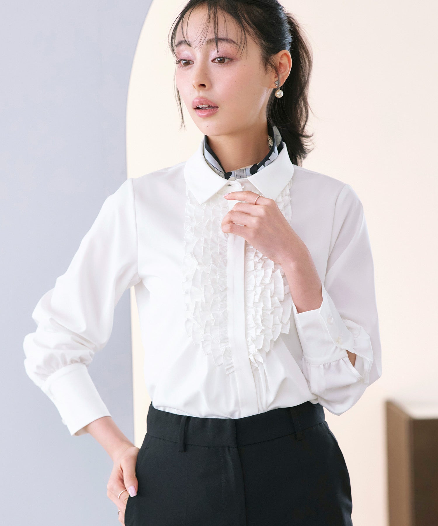 ルイルエブティック RUIRUE BOUTIQUE 洗える ｜ フリル ＆ タックシャツブラウス（オフホワイト）｜ トップス・シャツ・オケージョンブラウス・長袖ブラウス・きれいめブラウス・オフィスカジュアルブラウス・フリルブラウス オフホワイト
