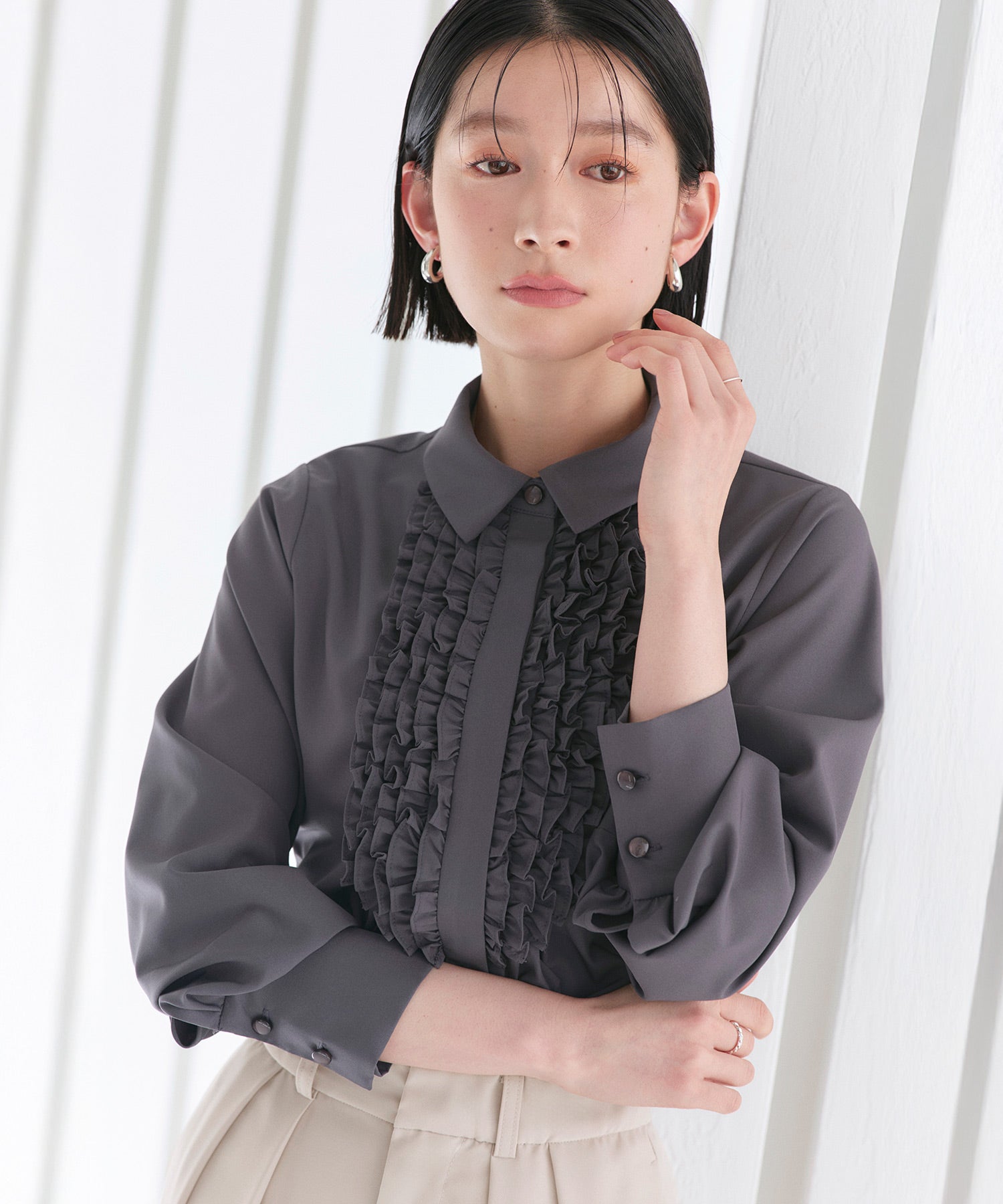 ルイルエブティック RUIRUE BOUTIQUE 洗える ｜ フリル ＆ タックシャツブラウス（チャコール）｜ トップス・シャツ・オケージョンブラウス・長袖ブラウス・きれいめブラウス・オフィスカジュアルブラウス・フリルブラウス チャコール