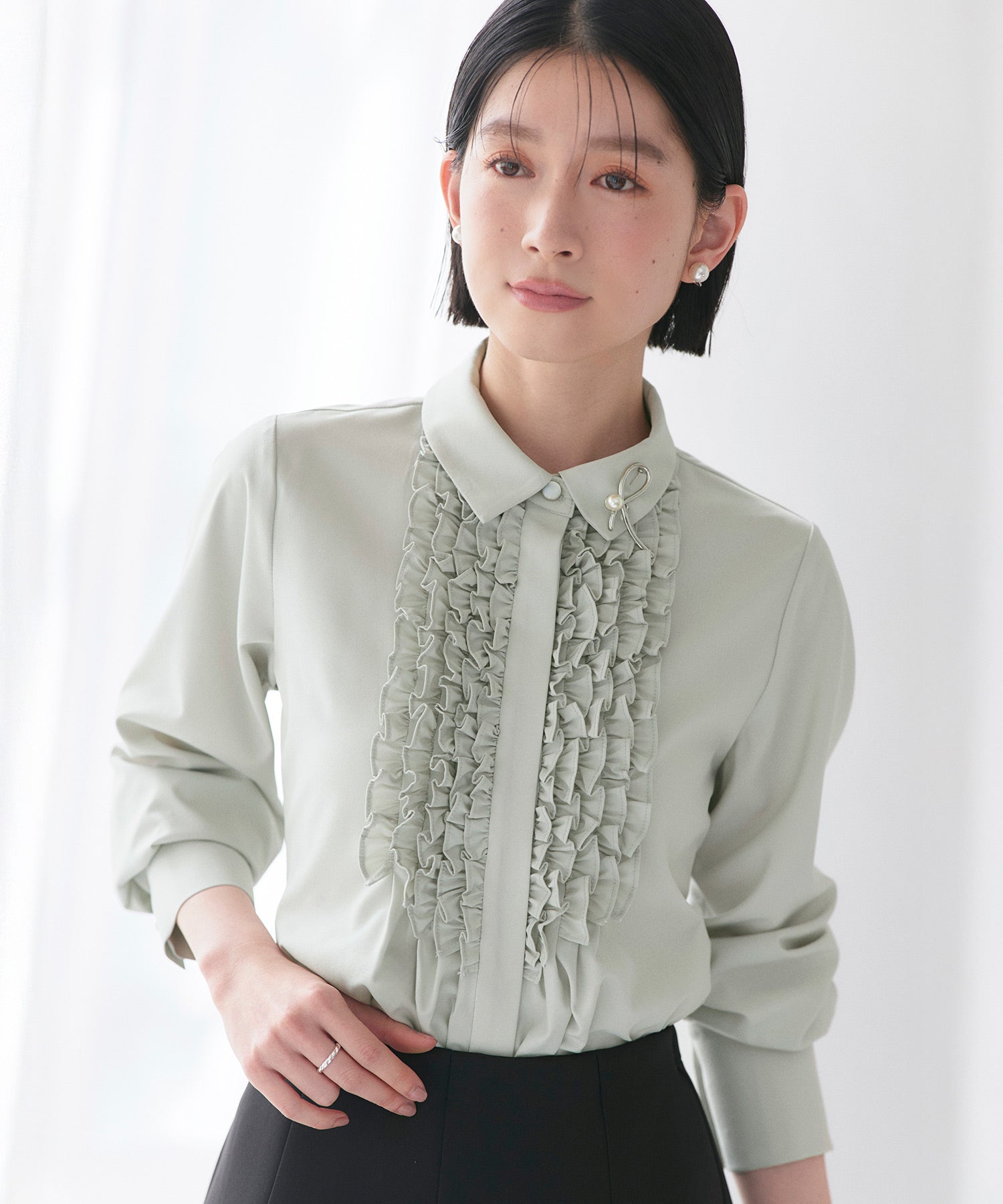 ルイルエブティック RUIRUE BOUTIQUE 洗える ｜ フリル ＆ タックシャツブラウス （ライトグレー）｜ トップス・シャツ・オケージョンブラウス・長袖ブラウス・きれいめブラウス・オフィスカジュアルブラウス・フリルブラウス ライトグレー