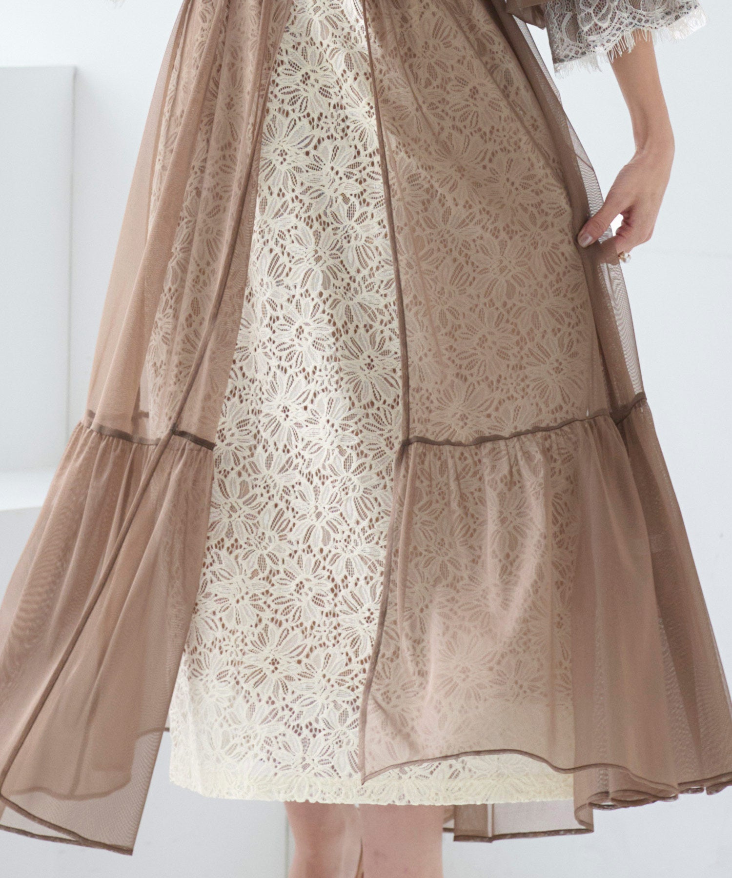 オケージョン 結婚式ドレス ｜ ベルト付き シアーチュール ガウン × レースキャミ 3点セット ドレス ｜ ワンピース・パーティードレス・オケージョンドレス・お呼ばれドレス （ベージュ） ベージュ