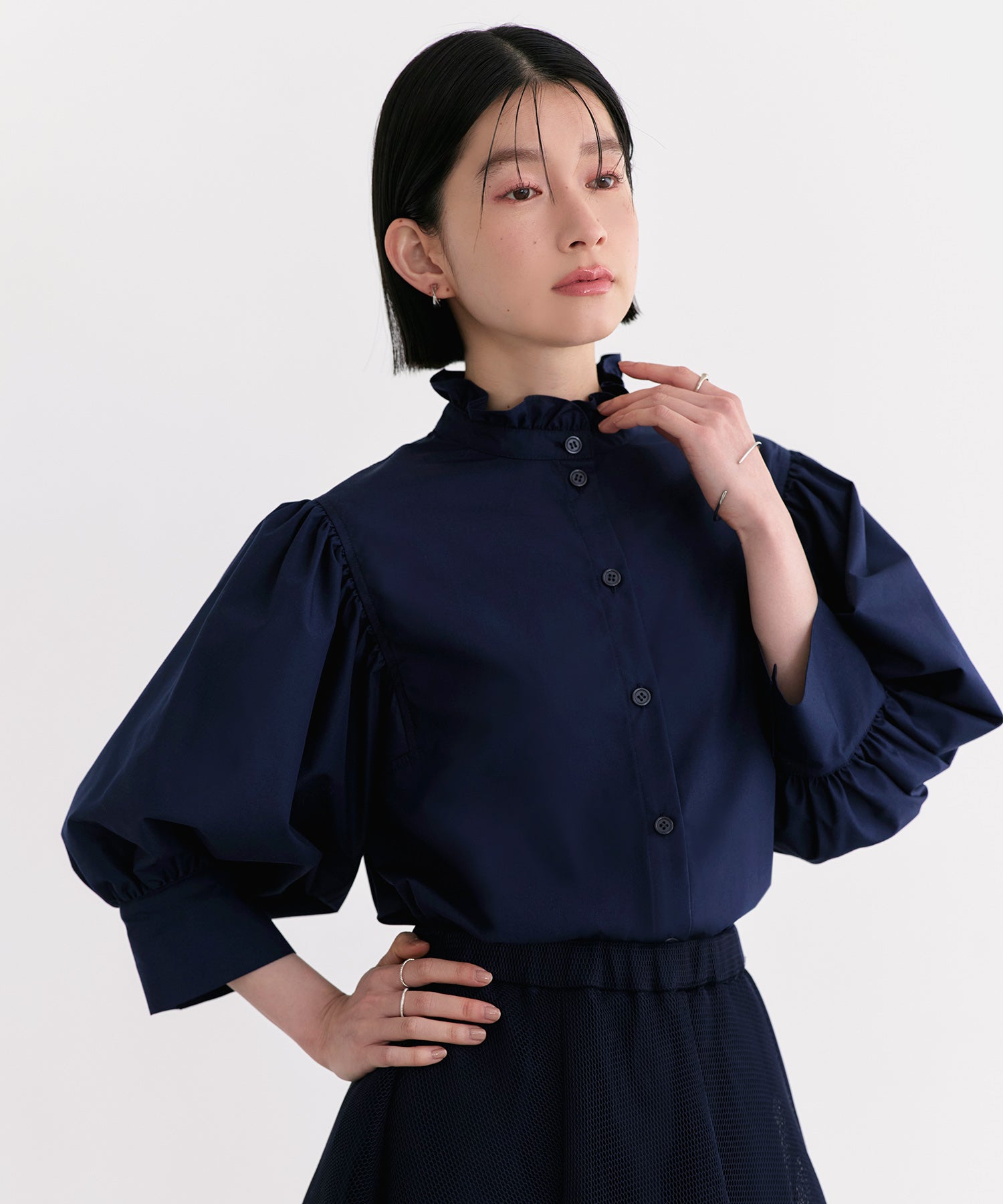 ルイルエブティック RUIRUE BOUTIQUE 洗える ｜ フリル スタンドカラー ・ オーバーブラウス ｜ トップス・ブラウス・シャツ・半袖ブラウス・きれいめブラウス・オフィスカジュアルブラウス・フリルブラウス （ネイビー） ネイビー