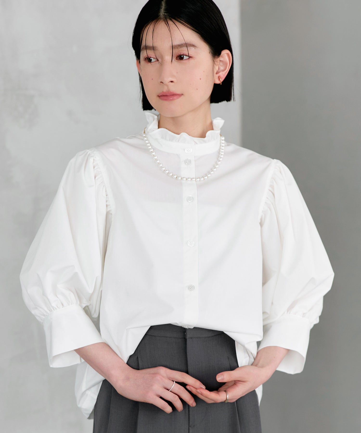 ルイルエブティック RUIRUE BOUTIQUE 洗える ｜ フリル スタンドカラー ・ オーバーブラウス ｜ トップス・ブラウス・シャツ・半袖ブラウス・きれいめブラウス・オフィスカジュアルブラウス・フリルブラウス （ホワイト） ホワイト