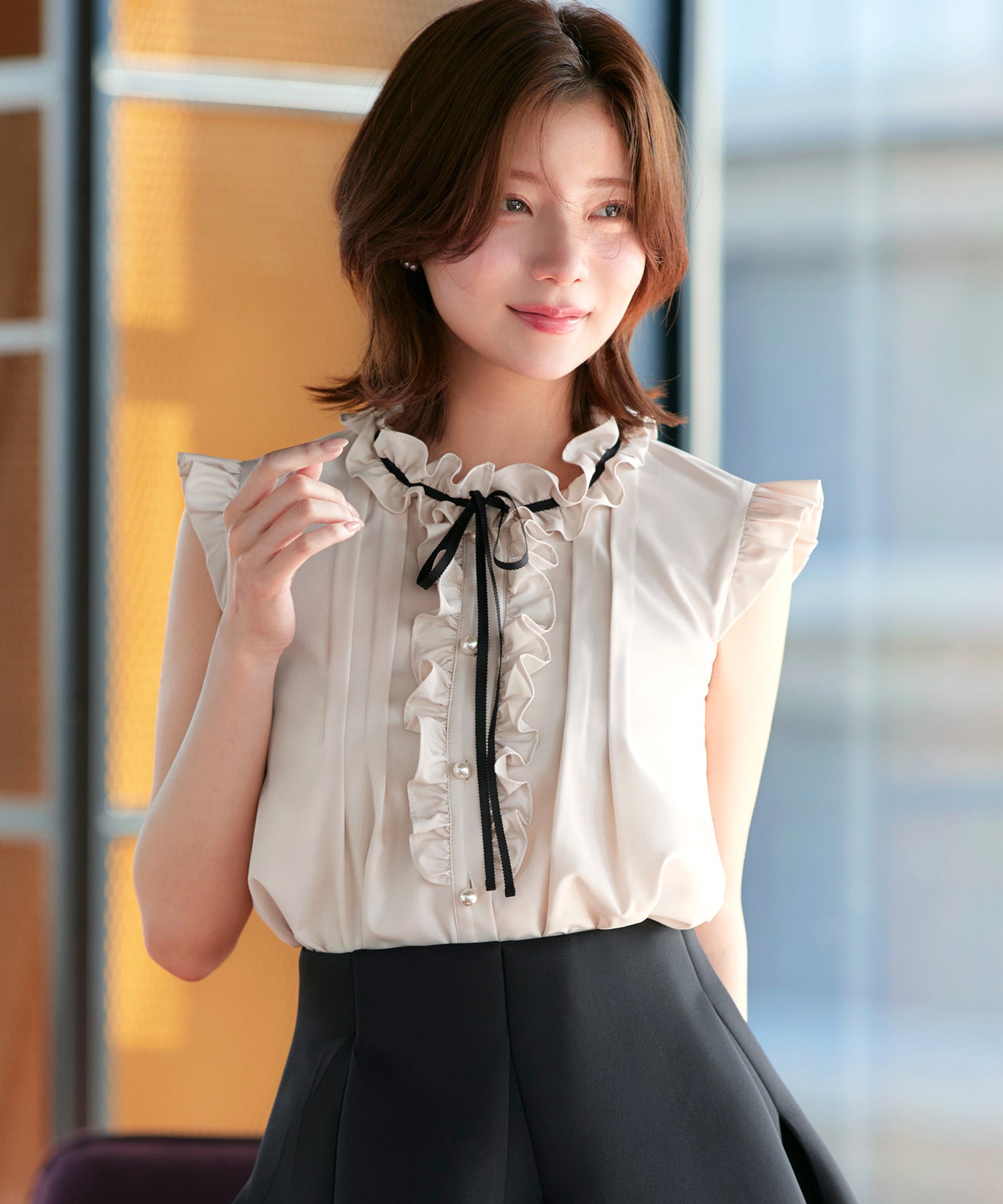 ルイルエブティック RUIRUE BOUTIQUE 洗える ストレッチ ｜ フリルカラー × グログランリボン パール ブラウス ｜ トップス・半袖ブラウス・きれいめブラウス・オフィスカジュアルブラウス・フリルブラウス （ライトベージュ） ライトベージュ
