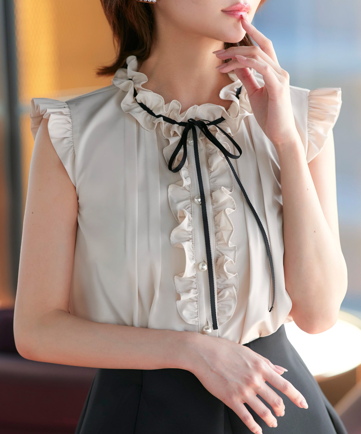 ルイルエブティック RUIRUE BOUTIQUE 洗える ストレッチ ｜ フリルカラー × グログランリボン パール ブラウス ｜ トップス・半袖ブラウス・きれいめブラウス・オフィスカジュアルブラウス・フリルブラウス （ライトベージュ） ライトベージュ