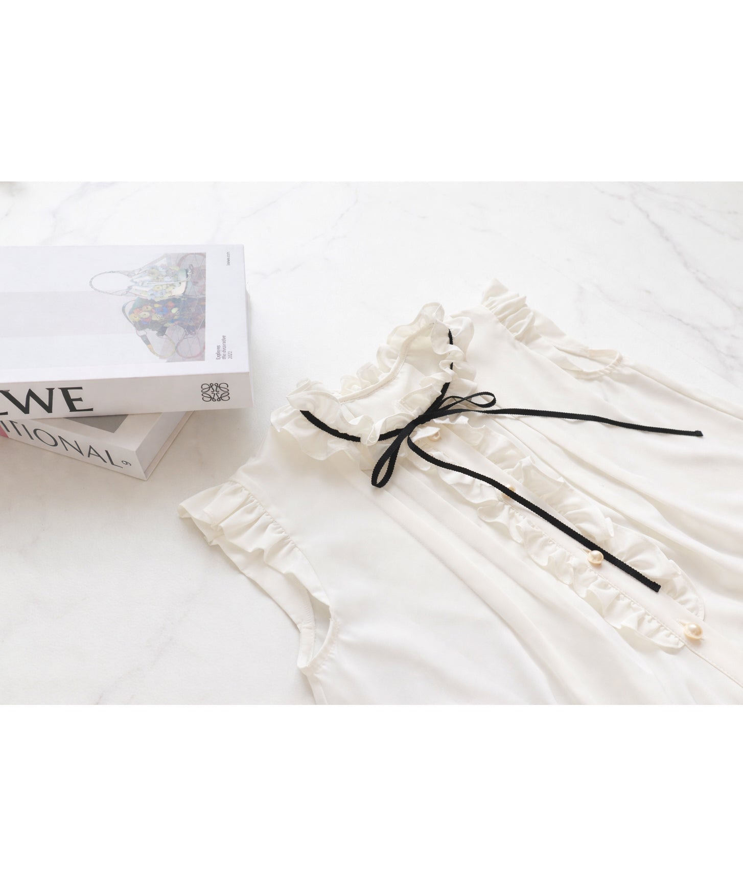 ルイルエブティック RUIRUE BOUTIQUE 洗える ストレッチ ｜ フリルカラー × グログランリボン パール ブラウス ｜ トップス・半袖ブラウス・きれいめブラウス・オフィスカジュアルブラウス・フリルブラウス （ライトベージュ） ライトベージュ