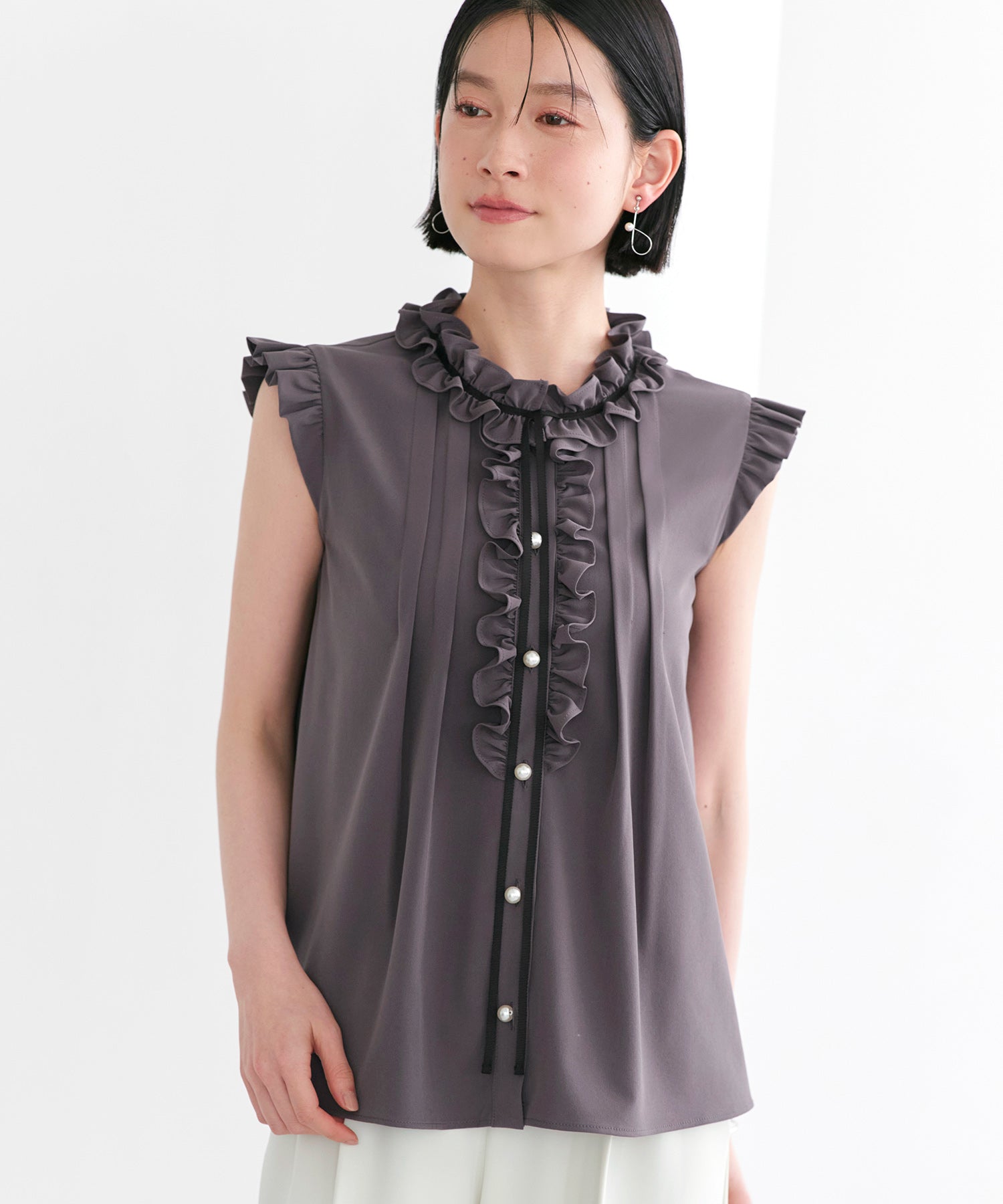 ルイルエブティック RUIRUE BOUTIQUE 洗える ストレッチ ｜ フリルカラー × グログランリボン パール ブラウス ｜ トップス・半袖ブラウス・きれいめブラウス・オフィスカジュアルブラウス・フリルブラウス （ダークグレー） ダークグレー