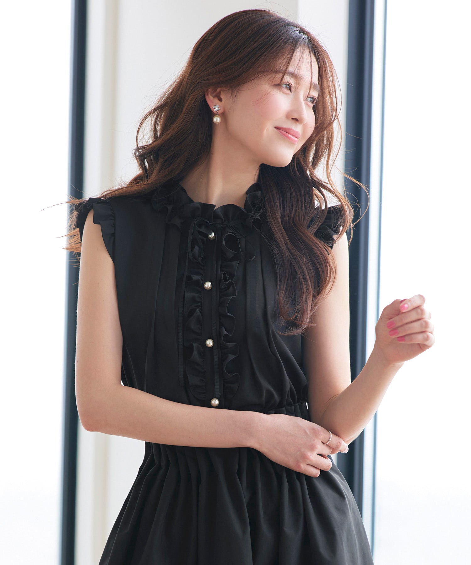 ルイルエブティック RUIRUE BOUTIQUE 洗える ストレッチ ｜ フリルカラー × グログランリボン パール ブラウス ｜ トップス・半袖ブラウス・きれいめブラウス・オフィスカジュアルブラウス・フリルブラウス （ブラック） ブラック