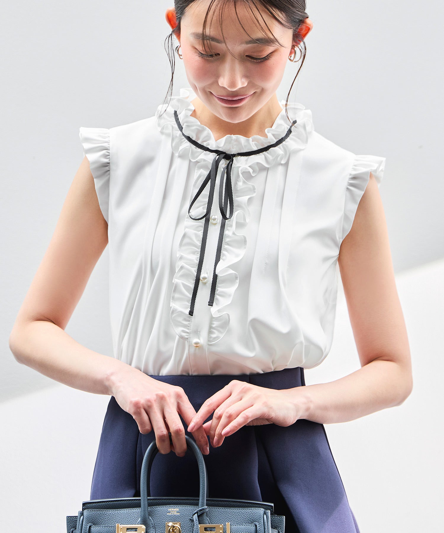 ルイルエブティック RUIRUE BOUTIQUE 洗える ストレッチ ｜ フリルカラー × グログランリボン パール ブラウス ｜ トップス・半袖ブラウス・きれいめブラウス・オフィスカジュアルブラウス・フリルブラウス （ホワイト） ホワイト