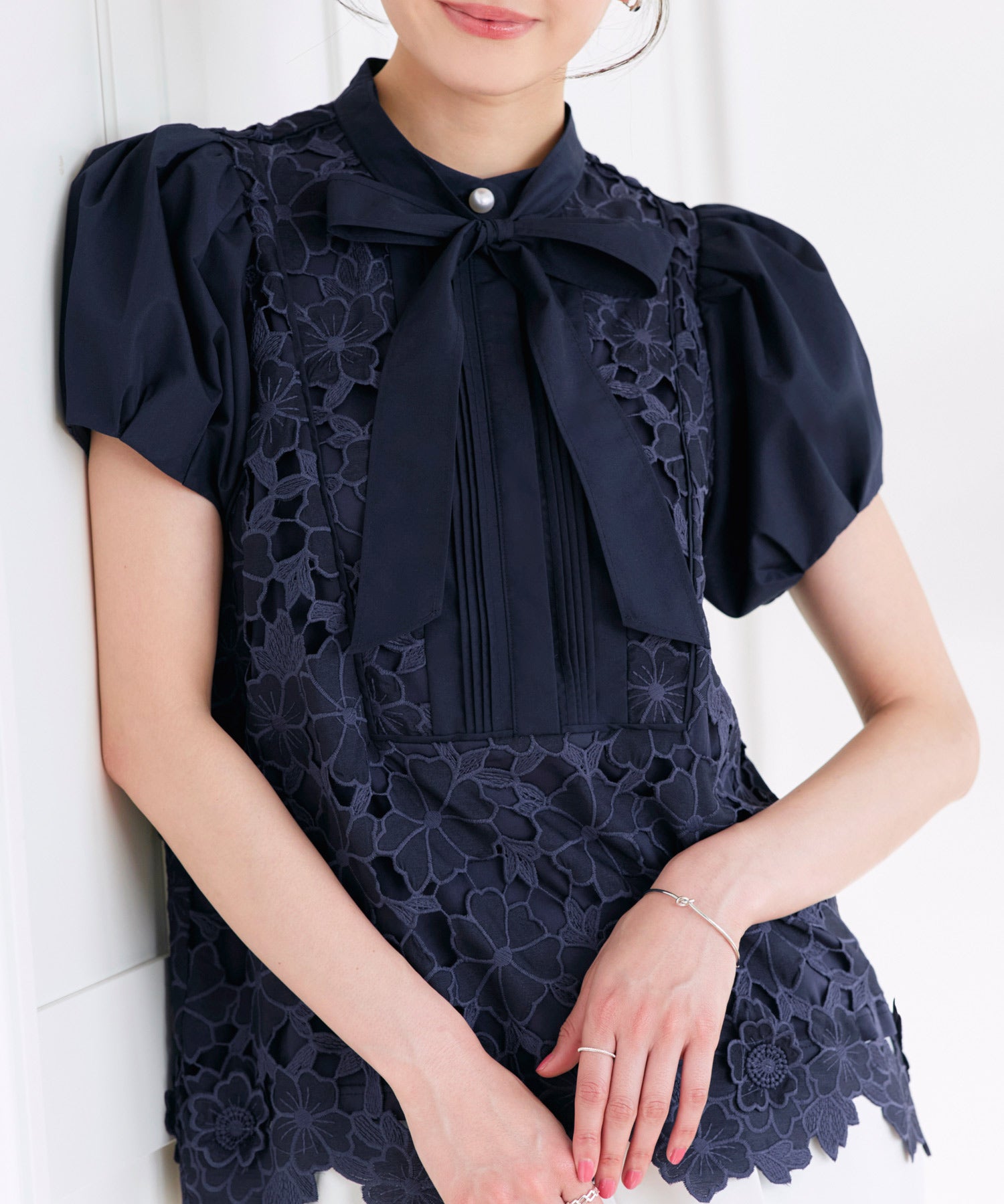 ルイルエブティック RUIRUE BOUTIQUE 2WAY リボン フラワーモチーフ レースブラウス ｜ トップス・ブラウス・シャツ・半袖ブラウス・花柄ブラウス・きれいめブラウス・白ブラウス・オフィスカジュアルブラウス （ブラック） ブラック