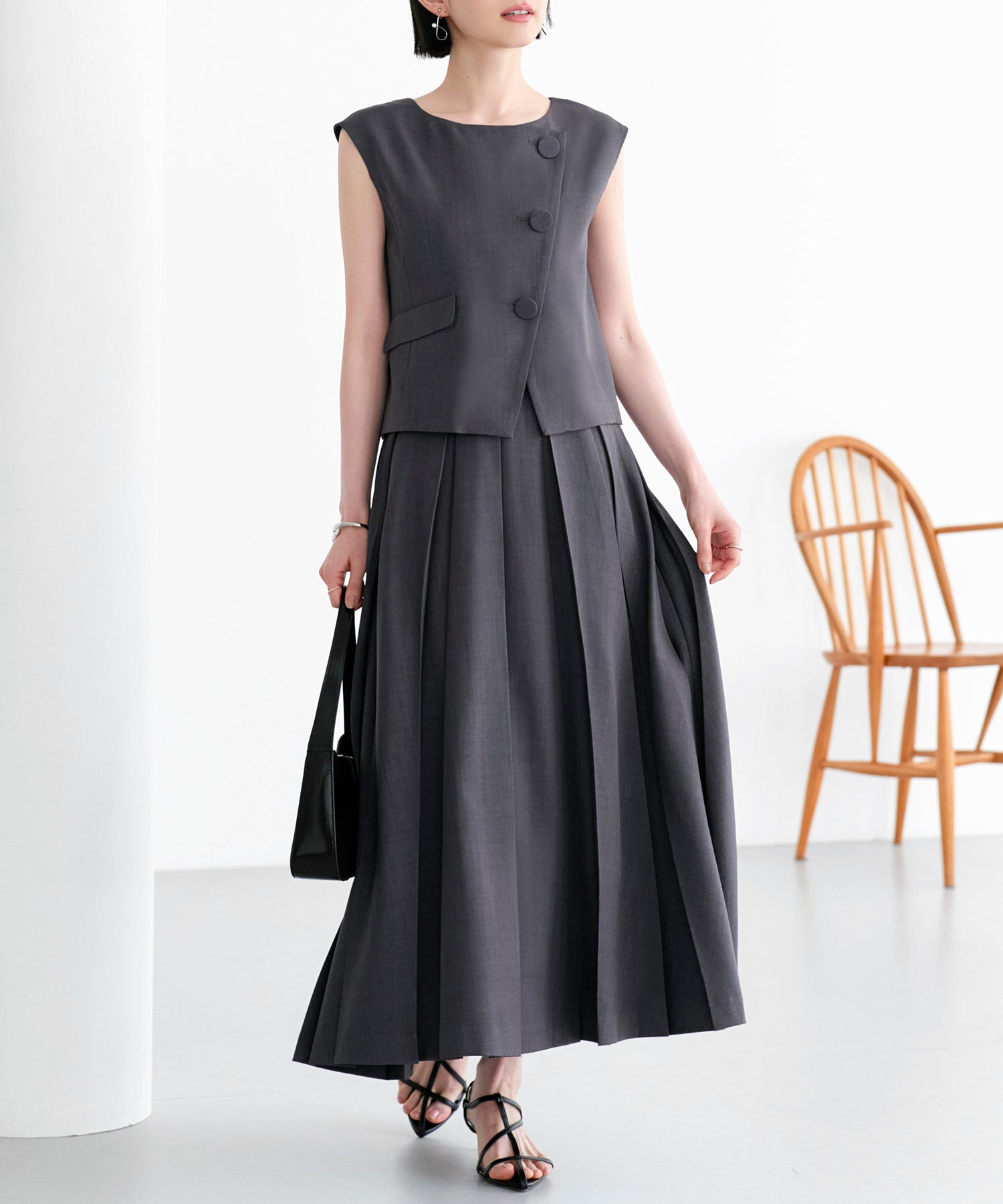 ルイルエブティック RUIRUE BOUTIQUE 洗える ストレッチ ｜ アシンメトリー ジレ ＆ ボックス プリーツスカート セットアップ ｜ 夏ワンピース・夏セットアップ・スカートセットアップ・ロングスカート （グレー） グレー