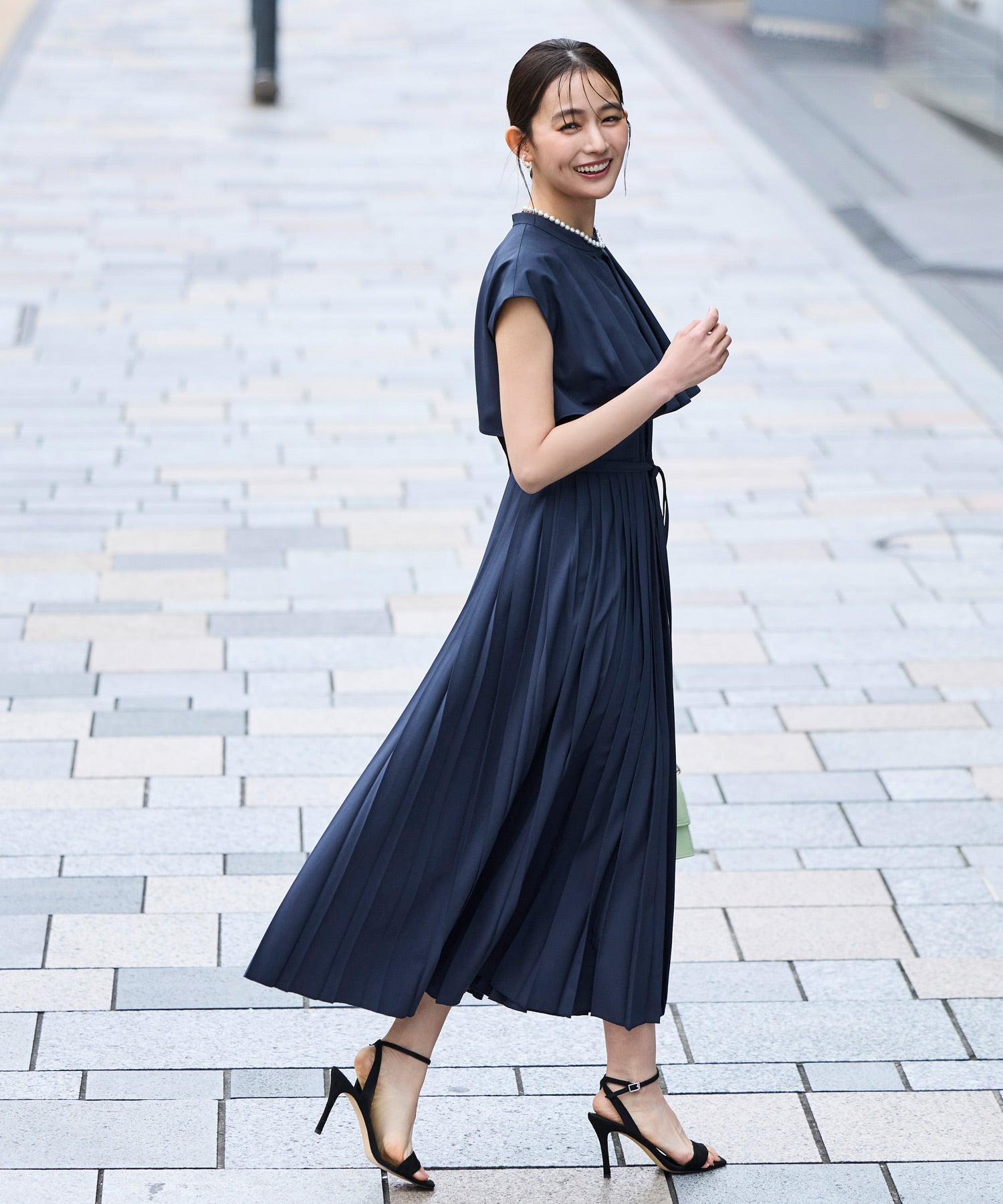ルイルエブティック RUIRUE BOUTIQUE 洗える ストレッチ ｜ ケープ × プリーツ スタイルアップ ワンピース ｜ ワンピース・夏ワンピース・ロングワンピース・リゾートワンピース・プリーツスカート・Aラインスカート （ネイビー） ネイビー