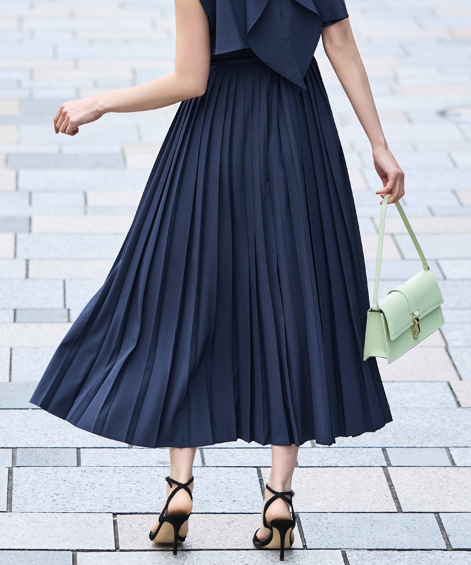 ルイルエブティック RUIRUE BOUTIQUE 洗える ストレッチ ｜ ケープ × プリーツ スタイルアップ ワンピース ｜ ワンピース・夏ワンピース・ロングワンピース・リゾートワンピース・プリーツスカート・Aラインスカート （ネイビー） ネイビー