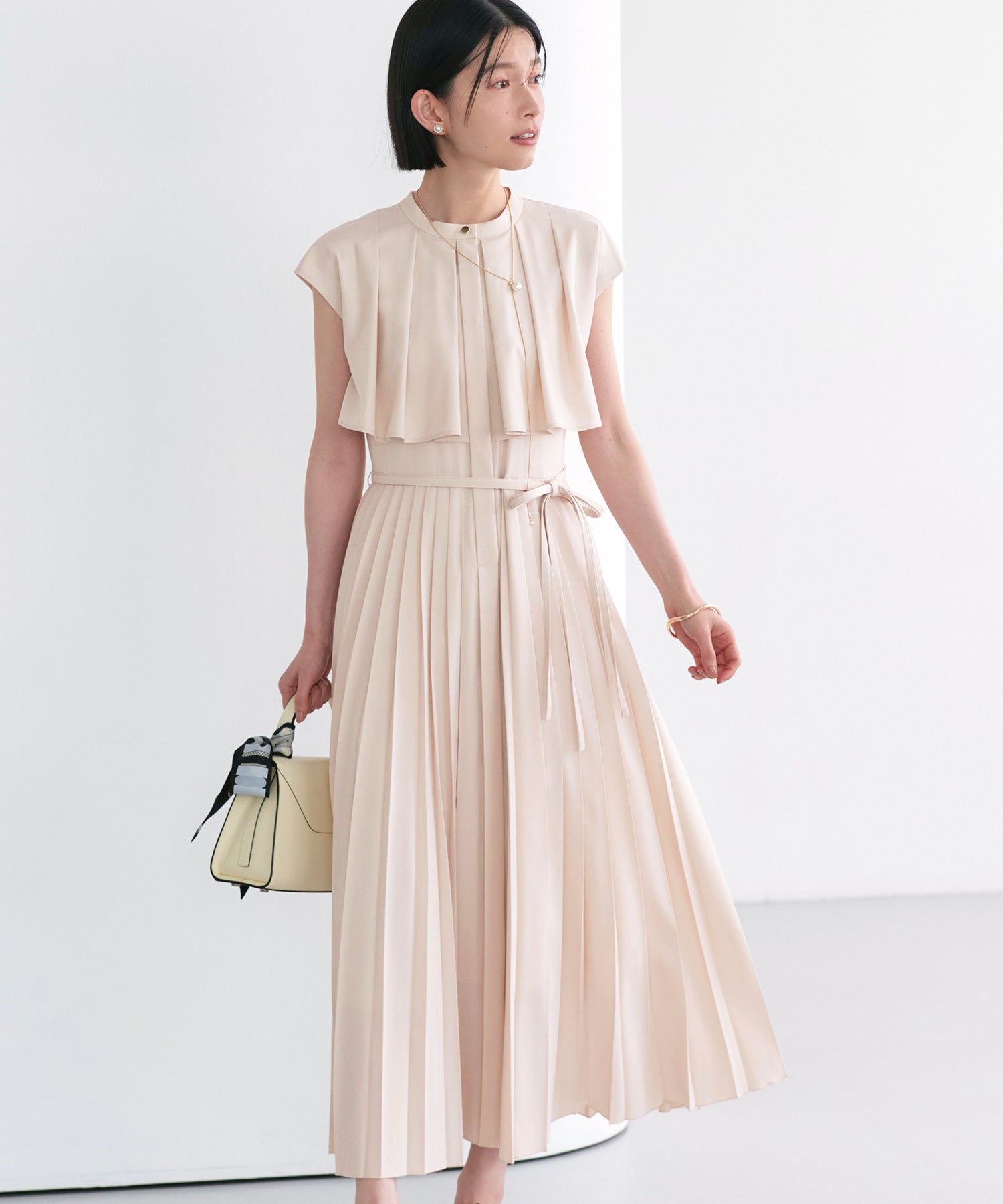 ルイルエブティック RUIRUE BOUTIQUE 洗える ストレッチ ｜ ケープ × プリーツ スタイルアップ ワンピース ｜ ワンピース・夏ワンピース・ロングワンピース・リゾートワンピース・プリーツスカート・Aラインスカート （ライトベージュ） ライトベージュ