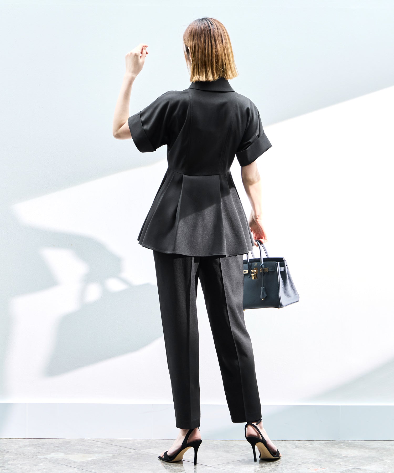 ルイルエブティック RUIRUE BOUTIQUE 洗える ストレッチ 2Set ｜ ドルマン ペプラム シャツ / 綺麗シルエット・ テーパードパンツ ｜ パンツスーツ・セットアップ・お仕事服・通勤服・ママスーツ （ブラック） ブラック