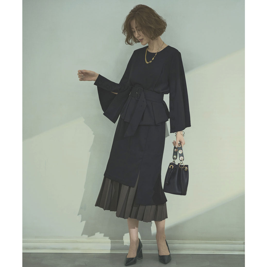 ルイルエブティック RUIRUE BOUTIQUE ベルスリーブトップス&プリーツヘムタイトスカートセットアップ