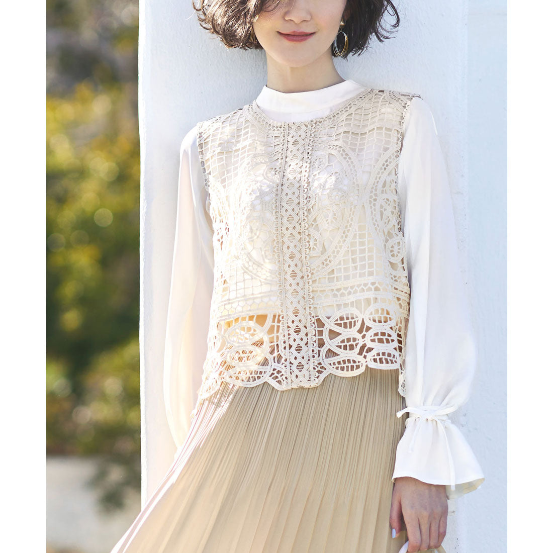 RUIRUE BOUTIQUE Stand-up collar draped blouse and lace vest